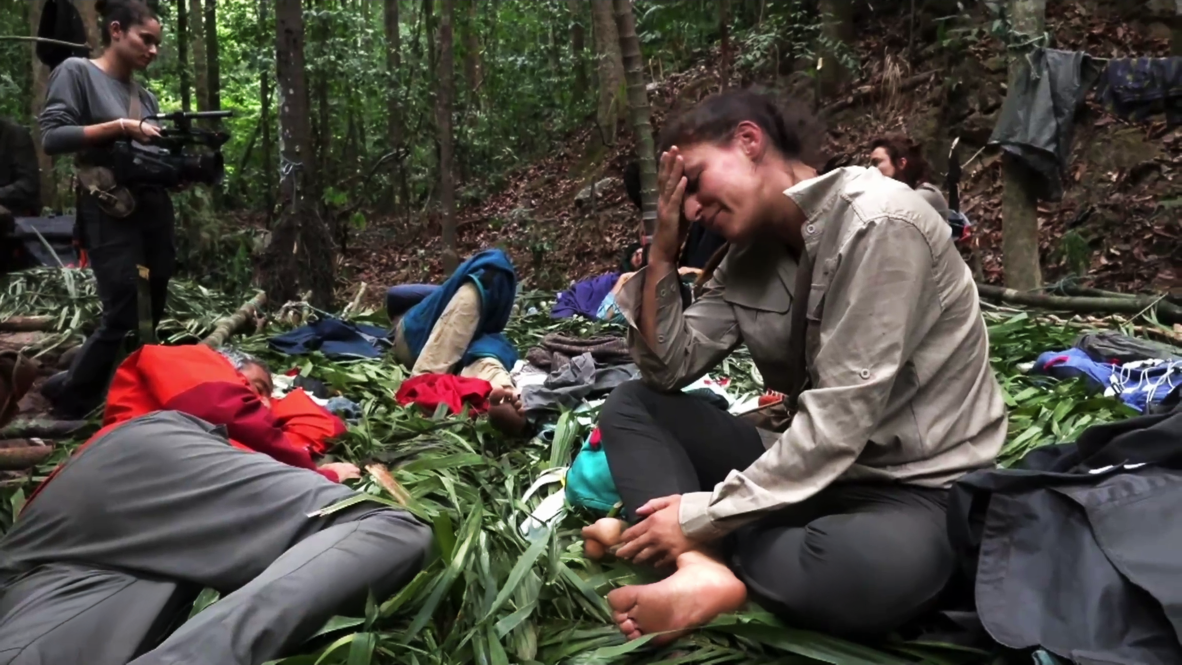  Les candidats de The Island L'Île du Bagne M6 lors d'une scène de survie en jungle tropicale 