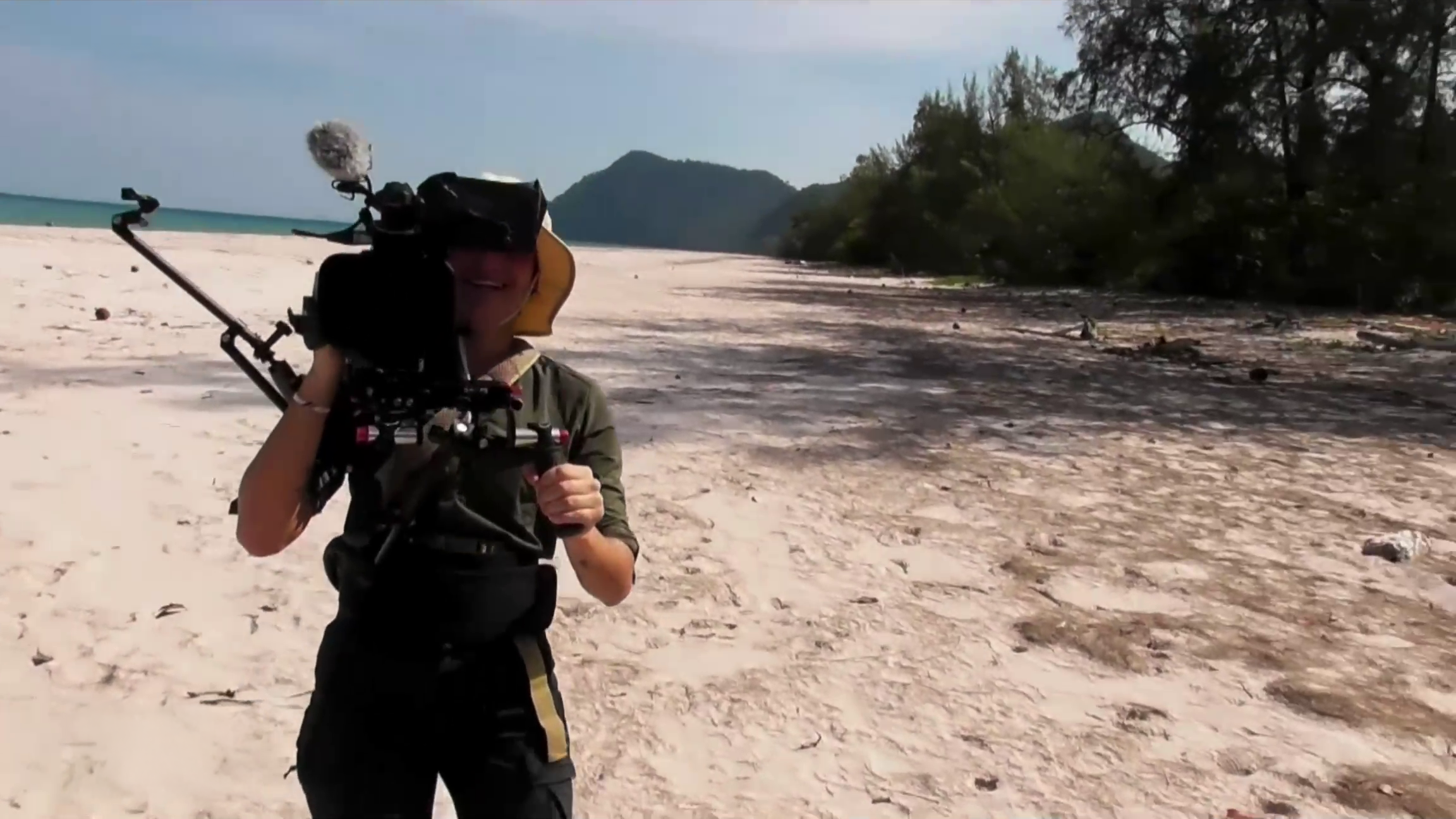  Équipe technique de tournage The Island M6 avec caméras sur la plage, gestion logistique dropbox quotidienne 