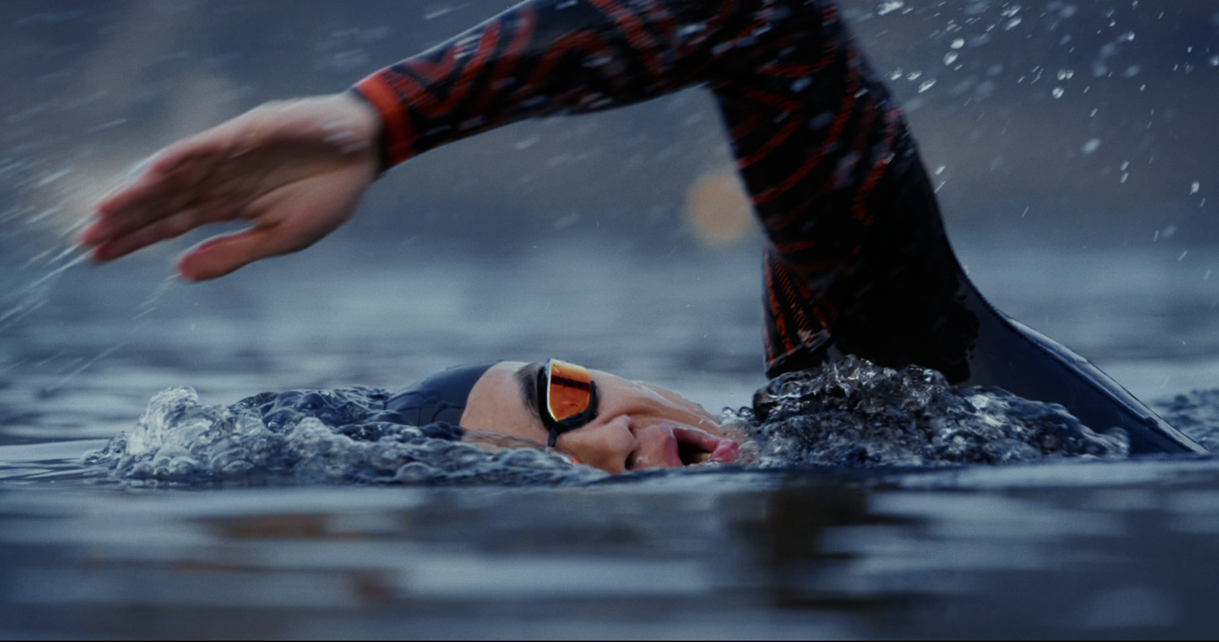 Nageur en plein crawl, lunettes de compétition — image cinéma