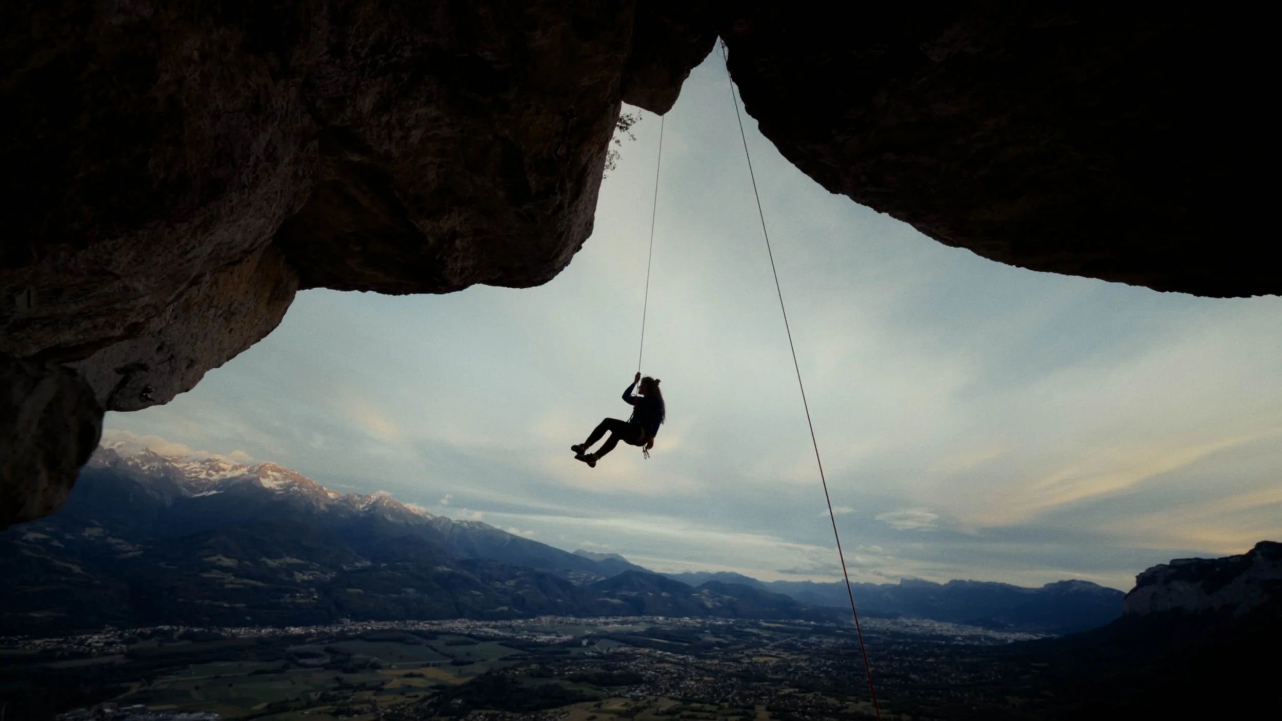 Marie Gamen en pleine ascension sur une paroi rocheuse, équipement Mammut
