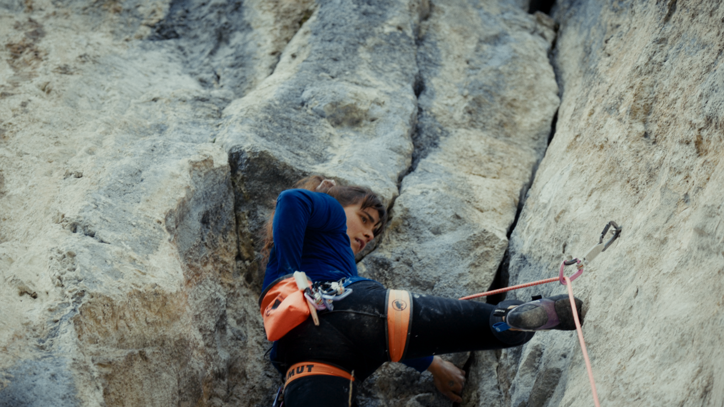 Étirements en extérieur, préparation avant l'effort — film Mammut