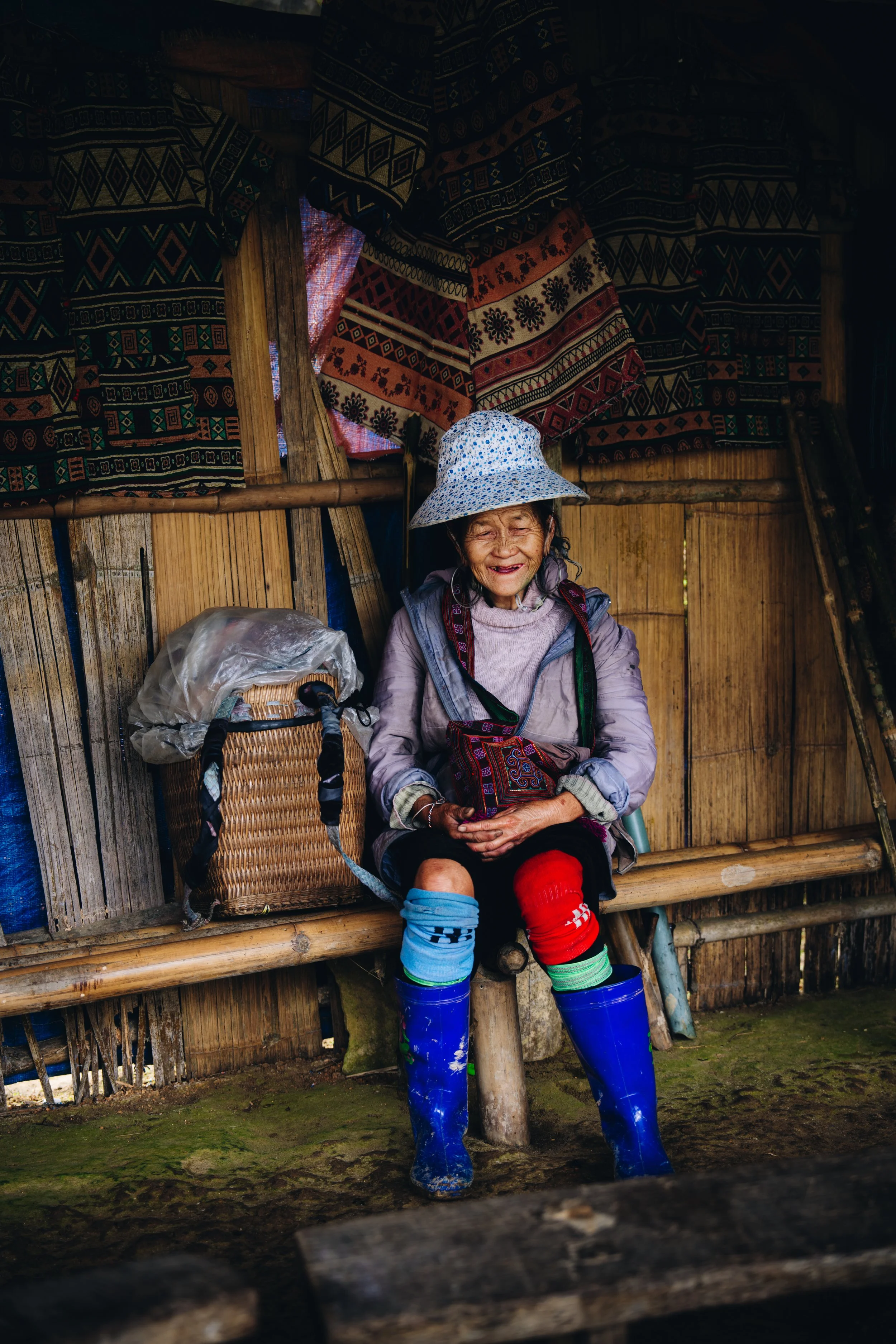 Portrait spontané d’une participante souriante dans un village vietnamien.