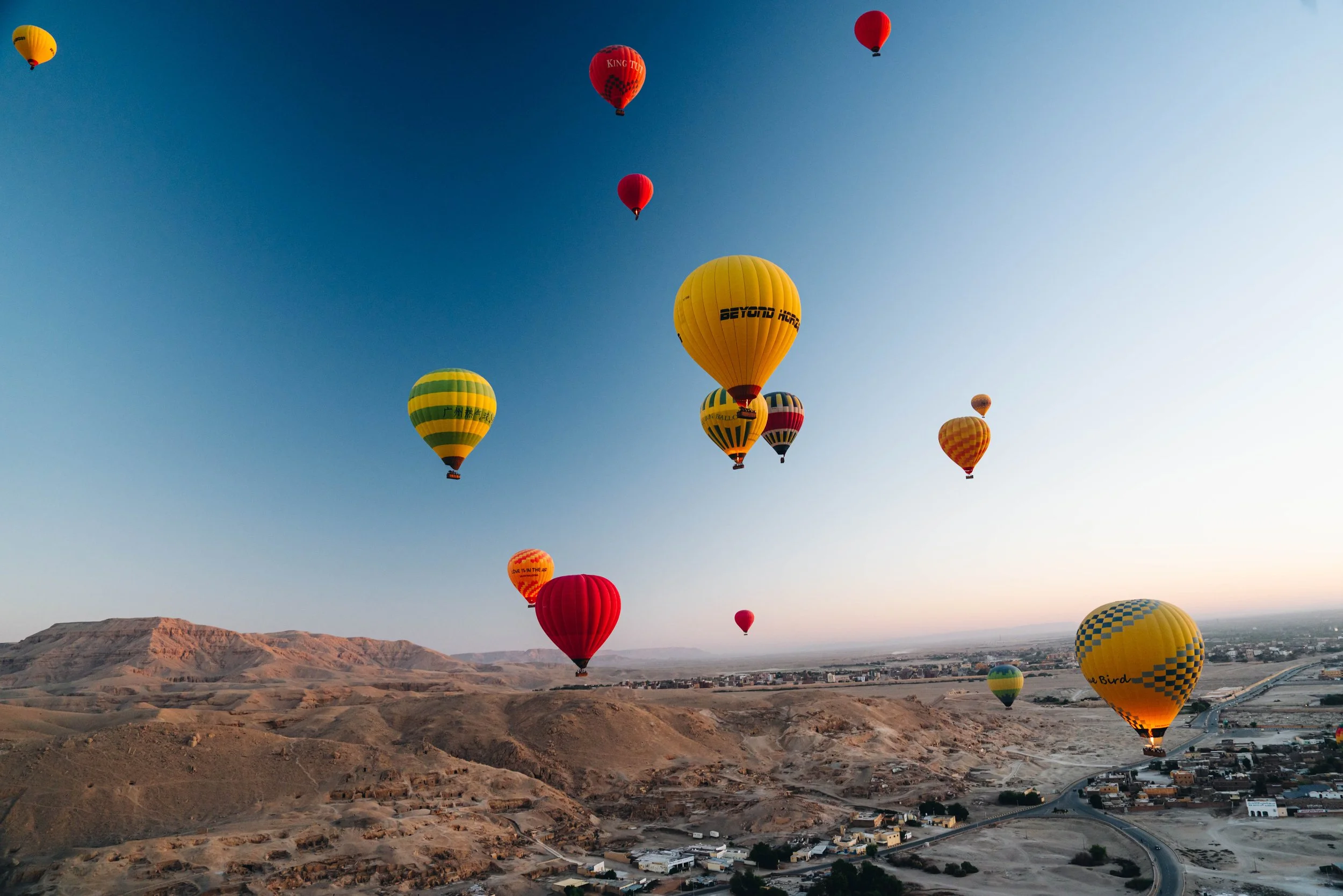 Vidéo drone sur oasis et dunes du désert égyptien
