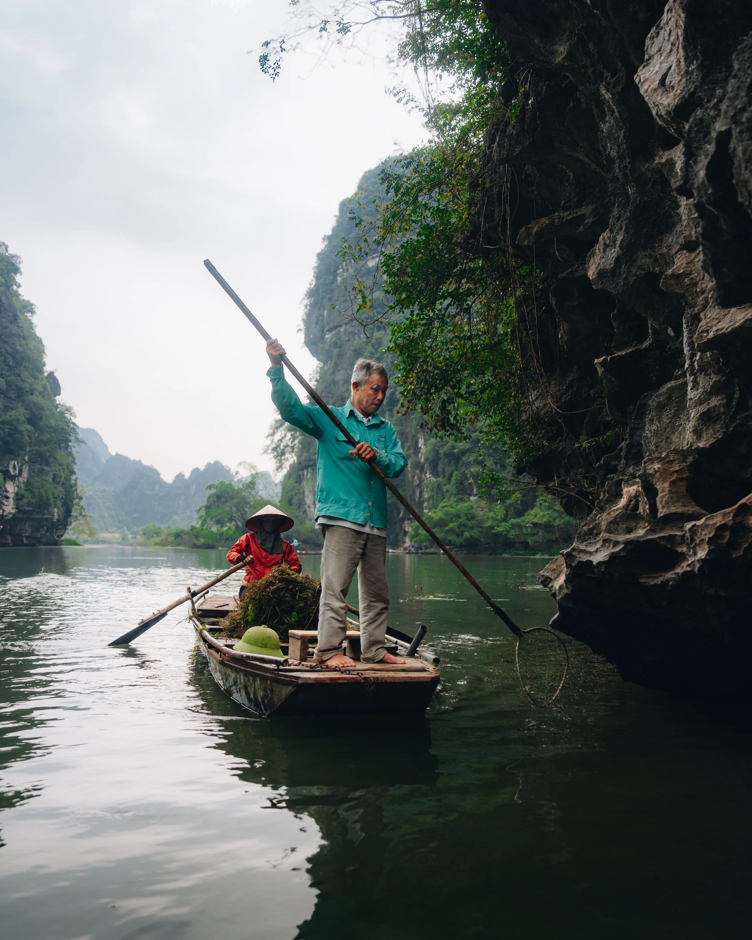 Instant de vie locale capturé dans les rues animées de Hanoï.
