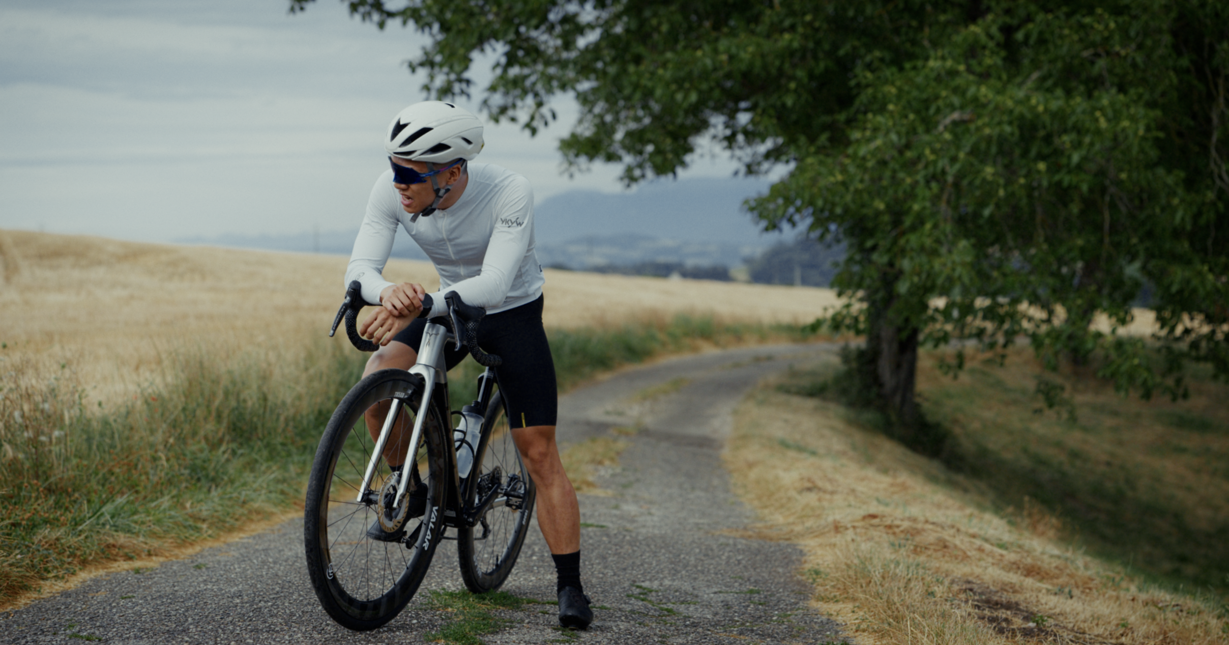 Cycliste sur chemin de terre, pause effort — image cinéma