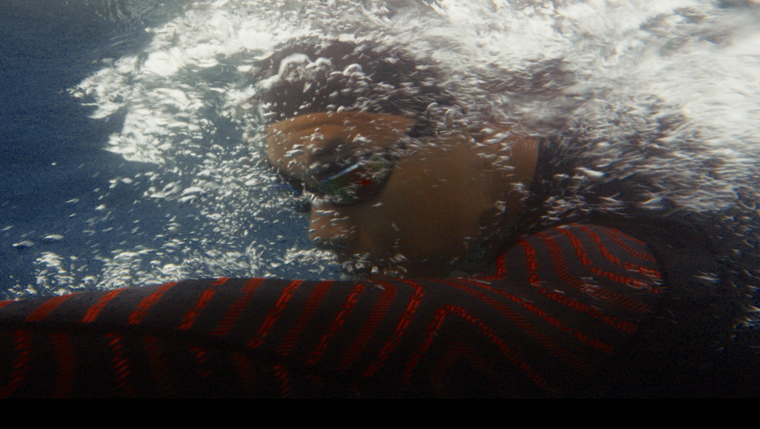 Sportif sous l'eau, dominante rouge — film sportif