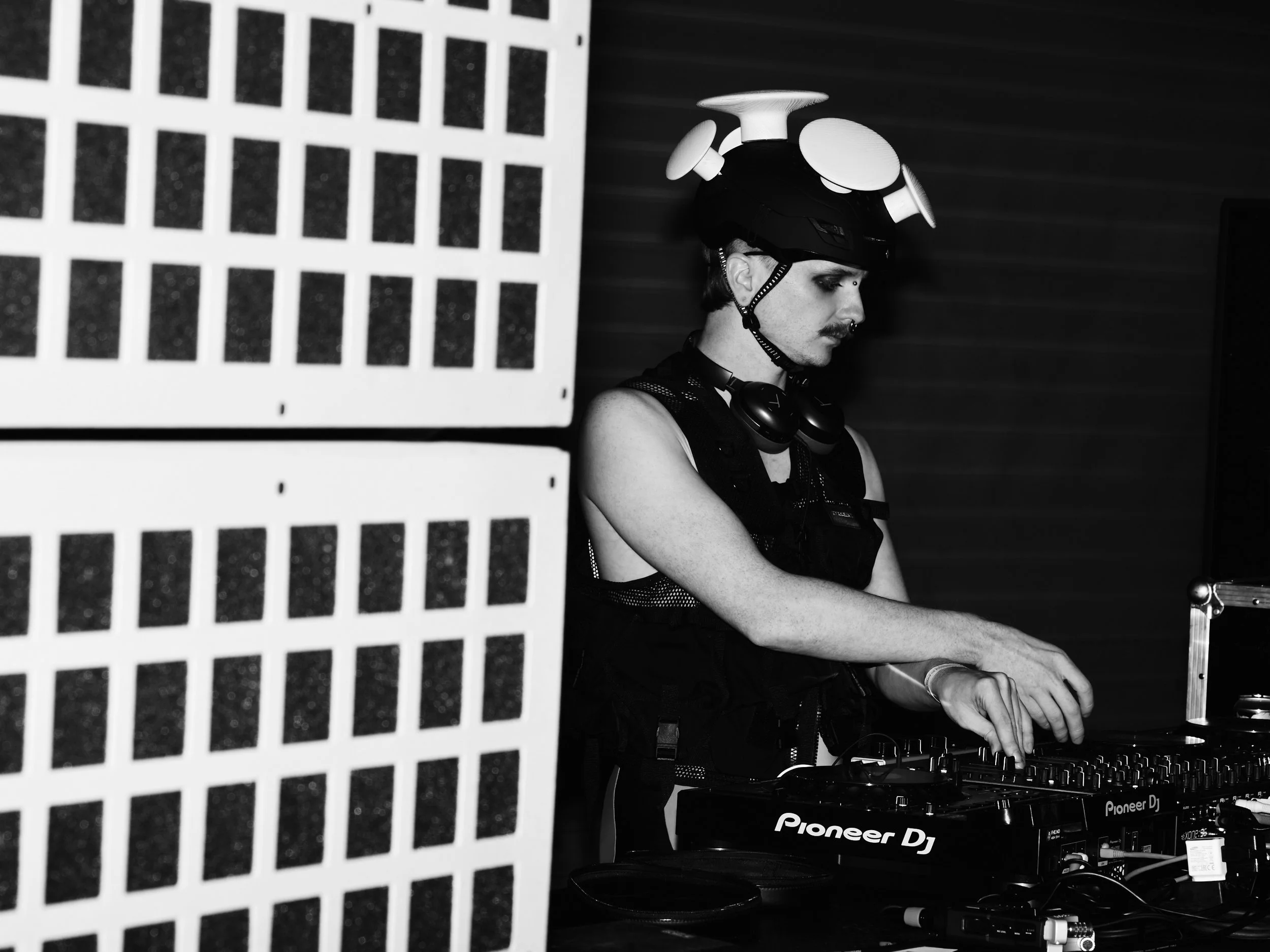 Eventfotografering Oslo – DJ mikser musikk foran publikum
