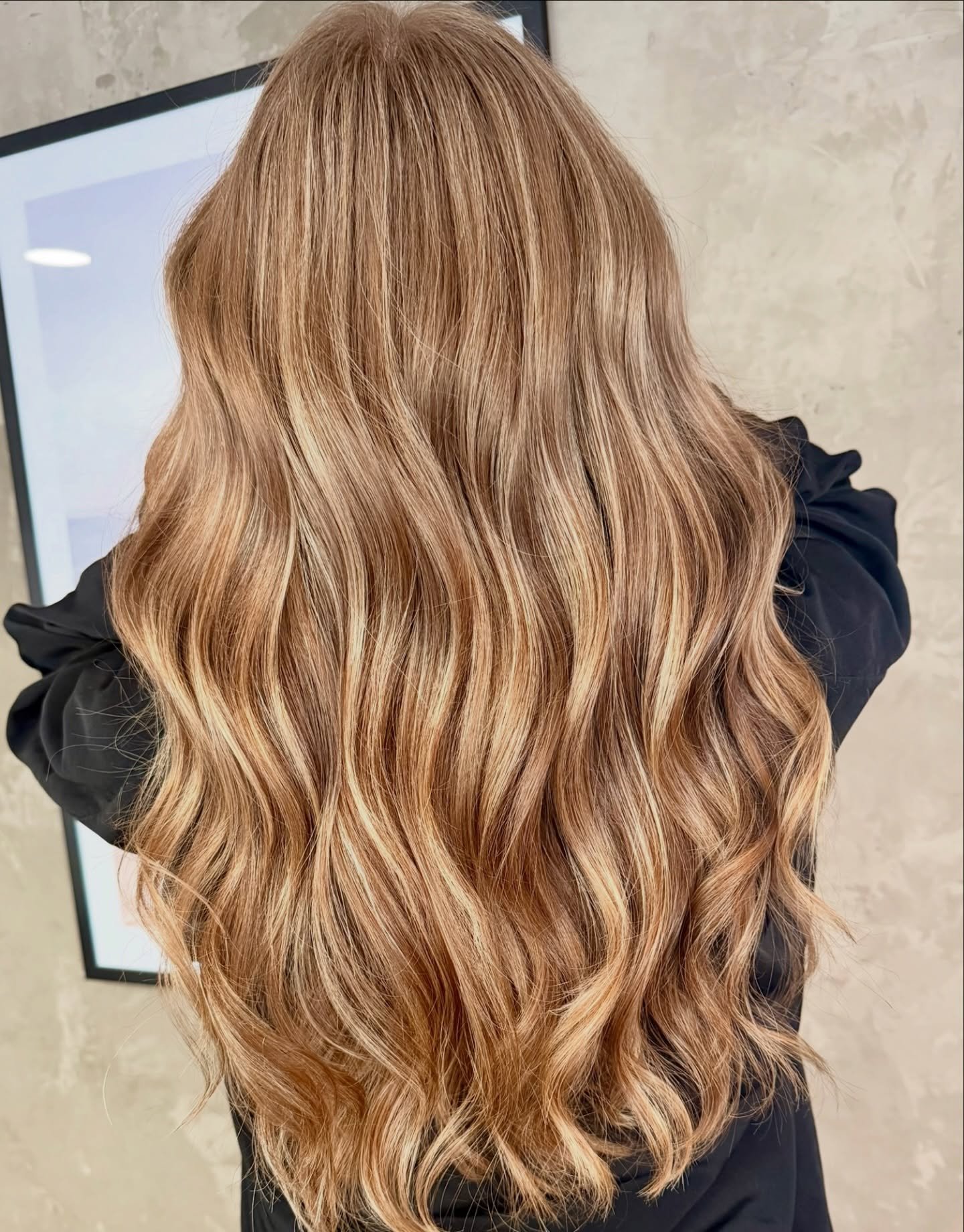 These highlights shine with effortless radiance! @sram.hair enhanced her look by adding stunning highlights featuring vibrant gold iridescent tones around her face, paired with a soft root for seamless blending&mdash;creating the perfect low-maintena