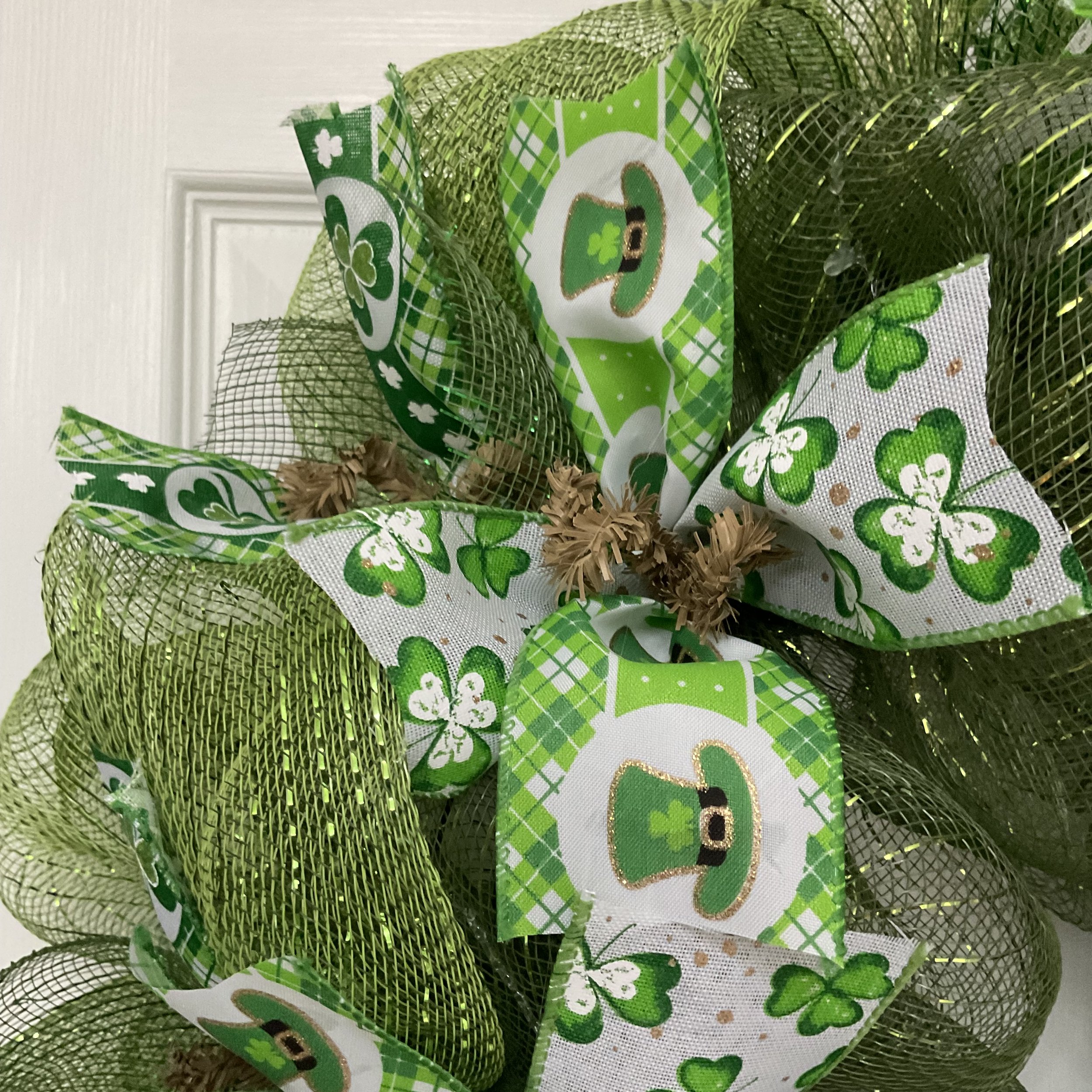 w0669happystpatricksdayleprechaunhatwithrainbow2.jpg