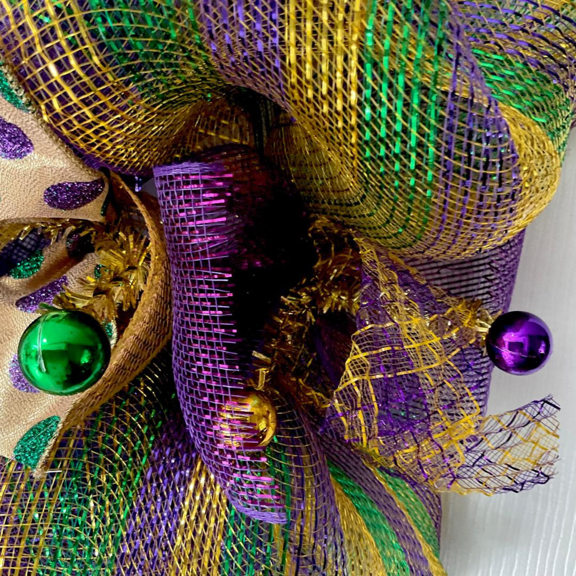 W0756mardigraswomanpurplebackgroundrev4.png