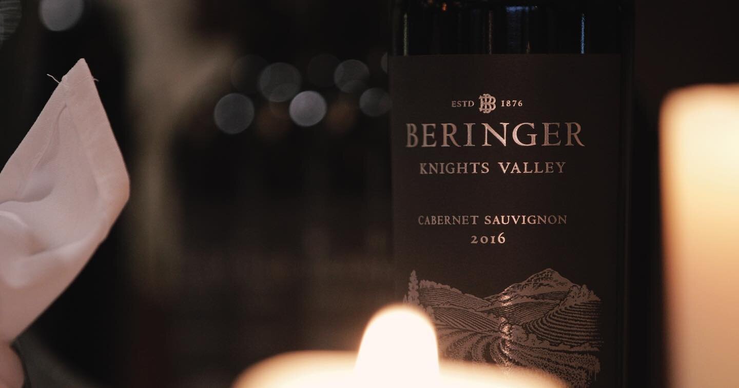 Throwback to when we shot the Beringer wine dinner at @theuniversityoftexasclub! It's national drink wine day and with the crazy weather in Texas right now we could all use a nice glass of wine in a warm, cozy club. Stay warm and safe if you are in T