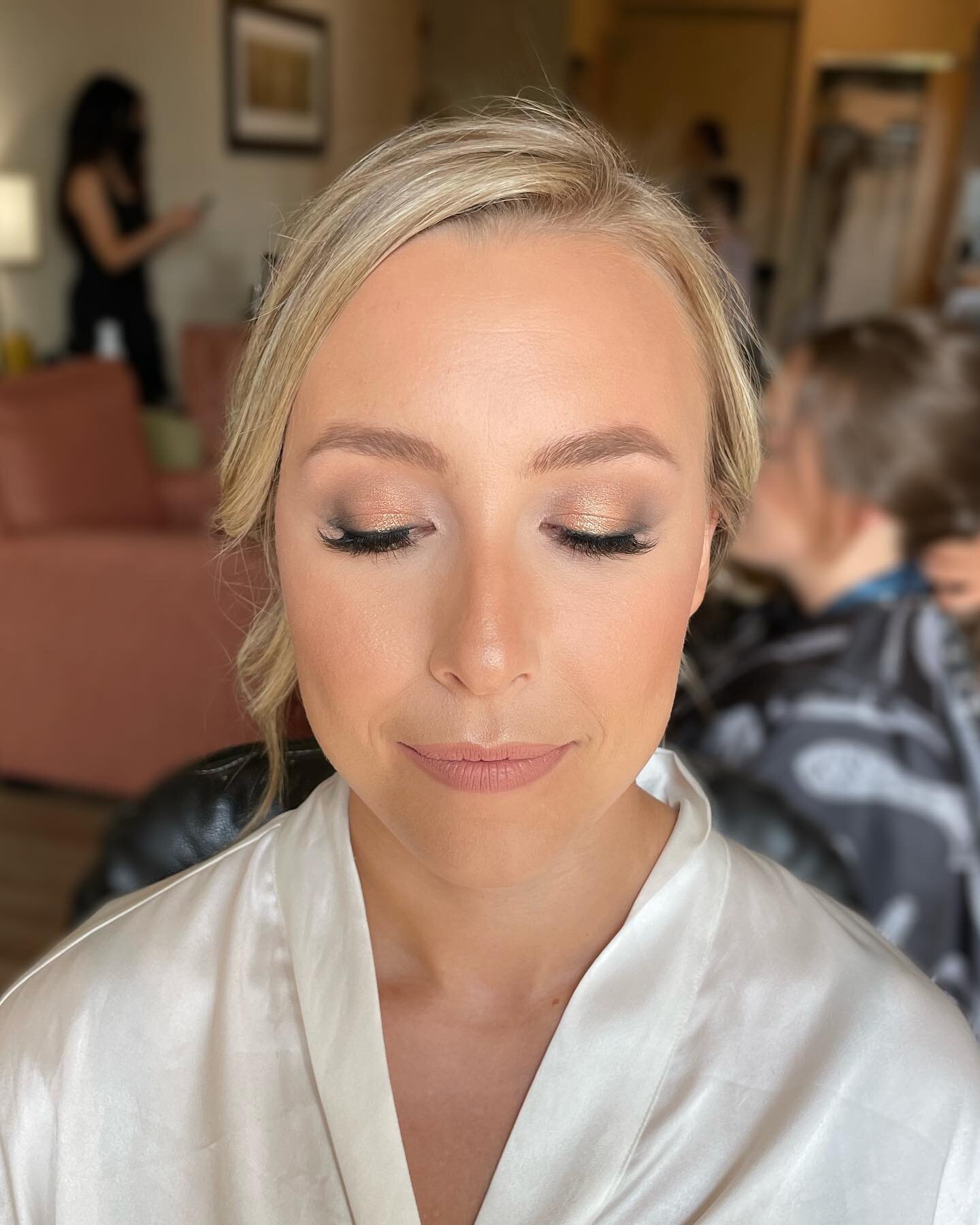 A natural bridal glam featuring a soft spotlight eye and matte lip for this beautiful bride last summer 🤍✨ @alexisreith 

I am so excited for wedding season this year!! 💍 Are you or someone you know getting married in the next couple of years? Tag 