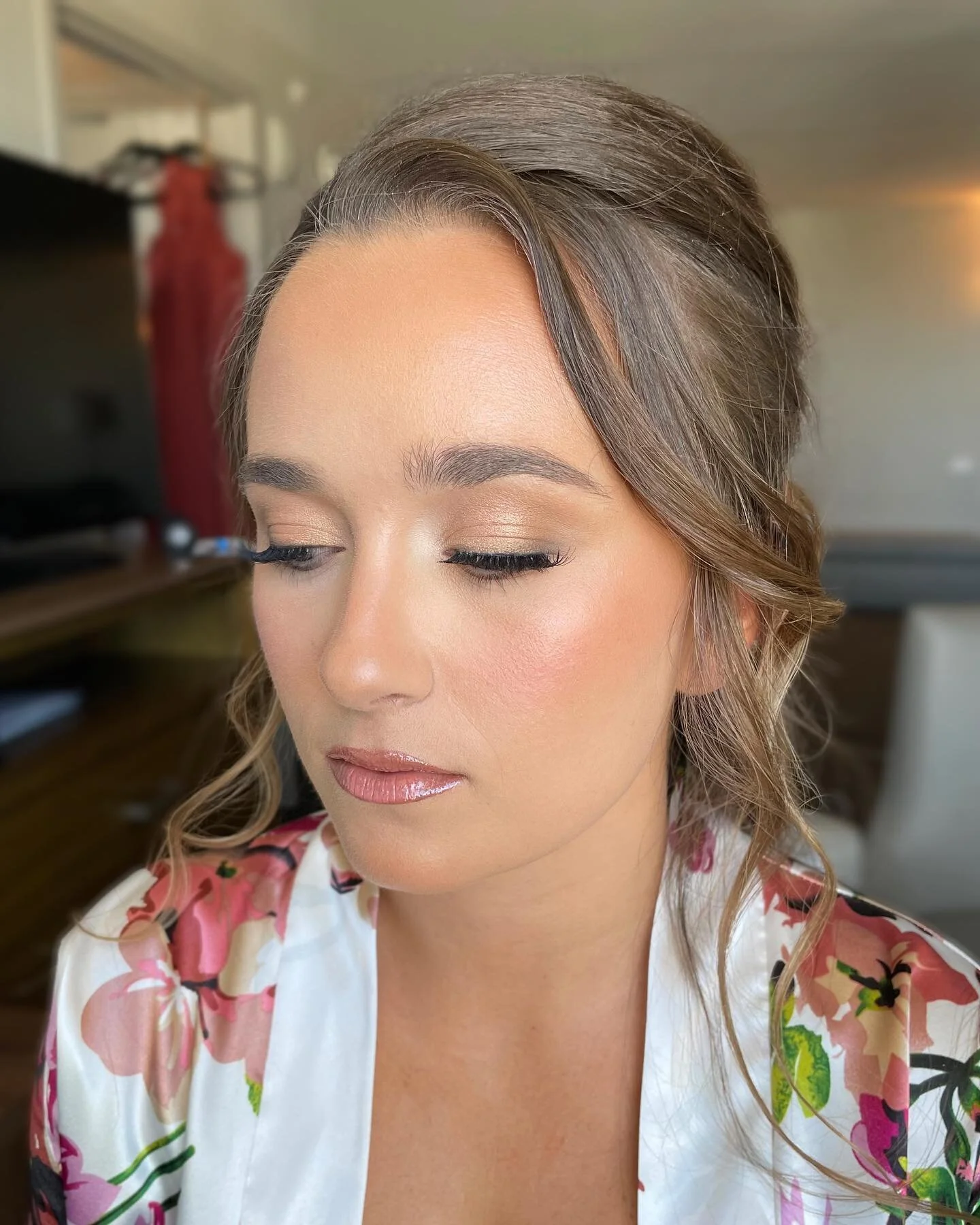 In love with this bridesmaid soft glam from today 🤍😍 So beautiful! 

What to ask your MUA for if you love this look: 
💋 Luminous, full coverage, bronzed skin with light pink glowy cheeks, an ombr&eacute; glossy pink-nude lip, warm eyes with a brow