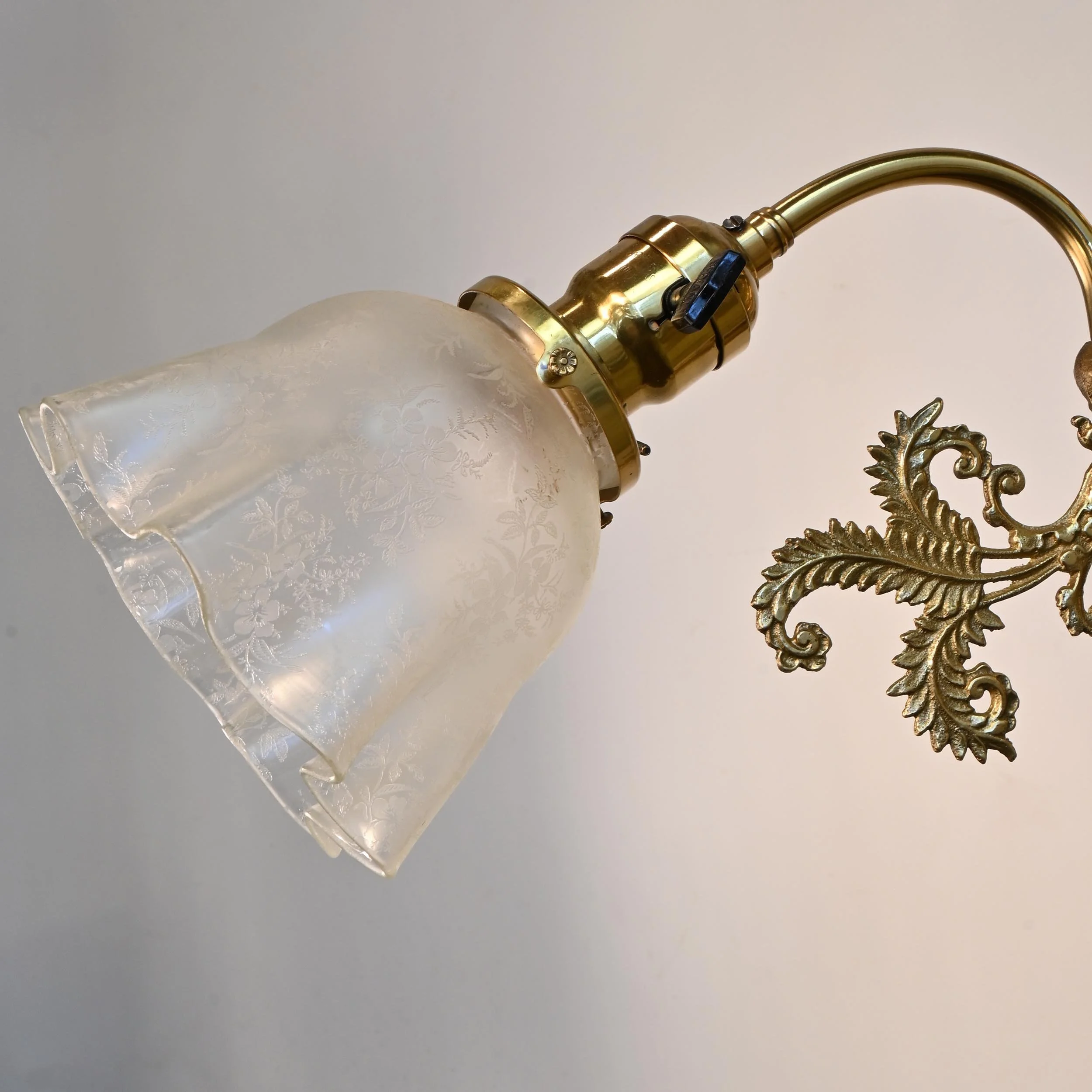 61426+victorian+3+shade+chandelier+4.jpg