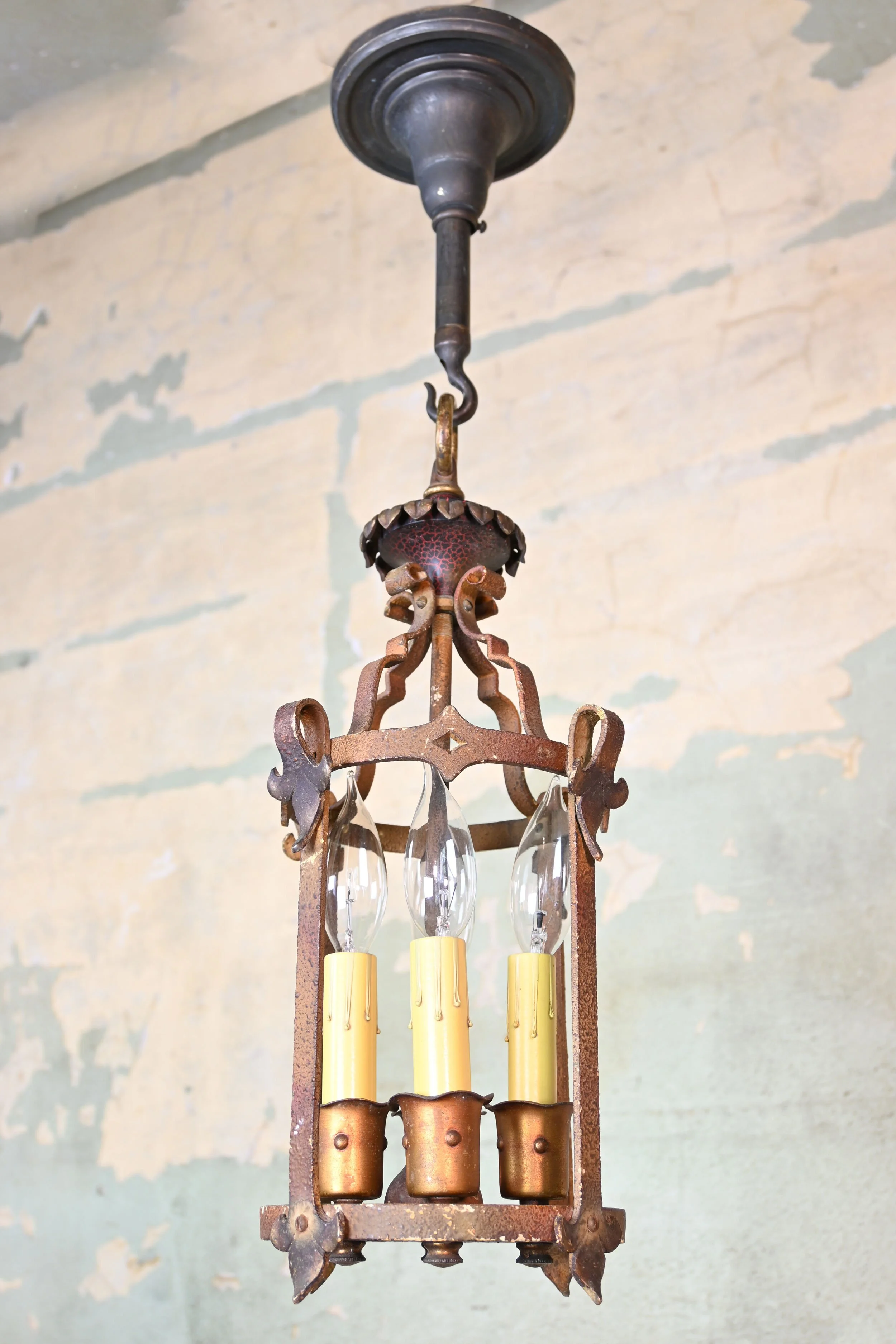 49634-tudor-4-candle-entry-pendant-1.jpg