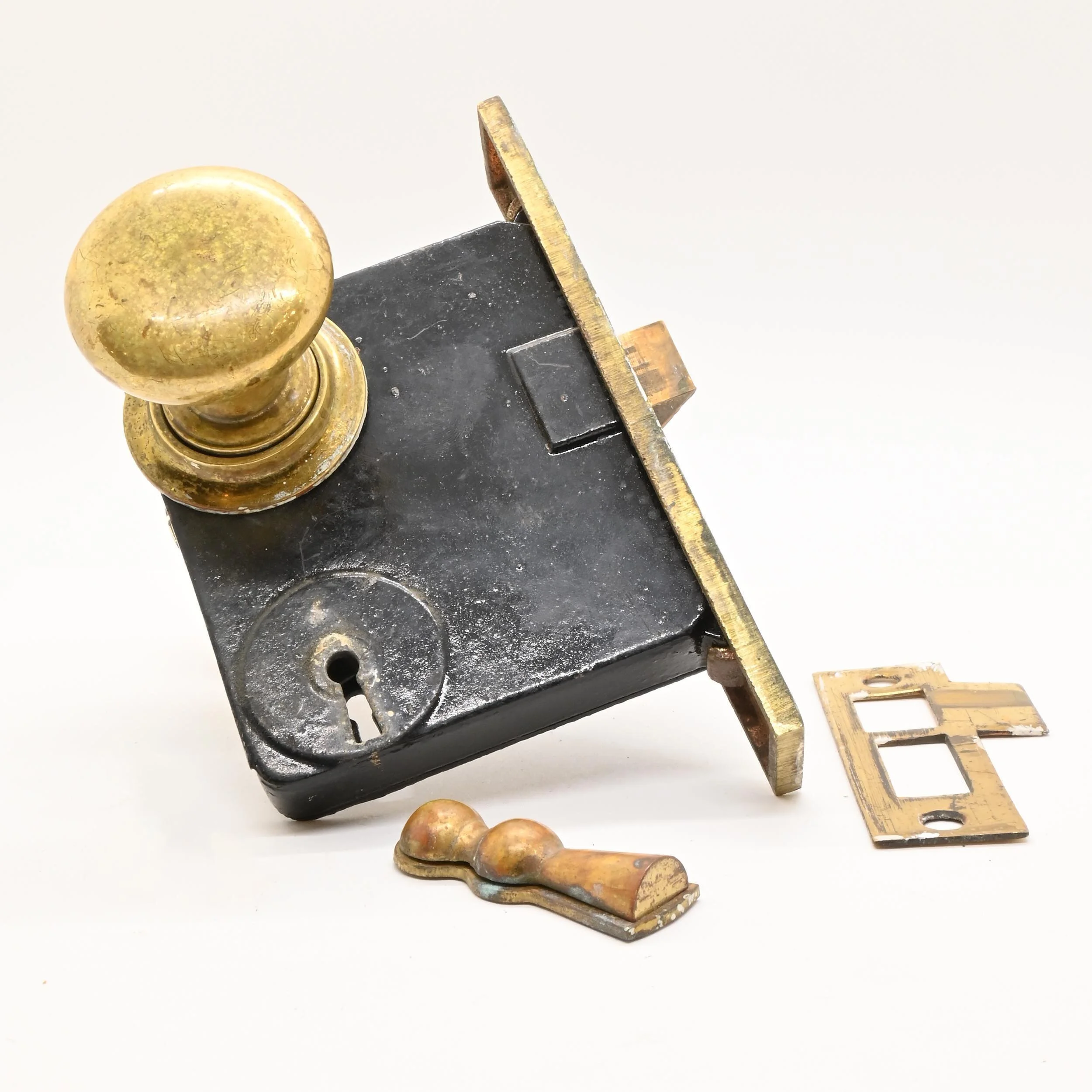 knobs+sets+colonial+cast+brass+with+keyholes+1.jpg