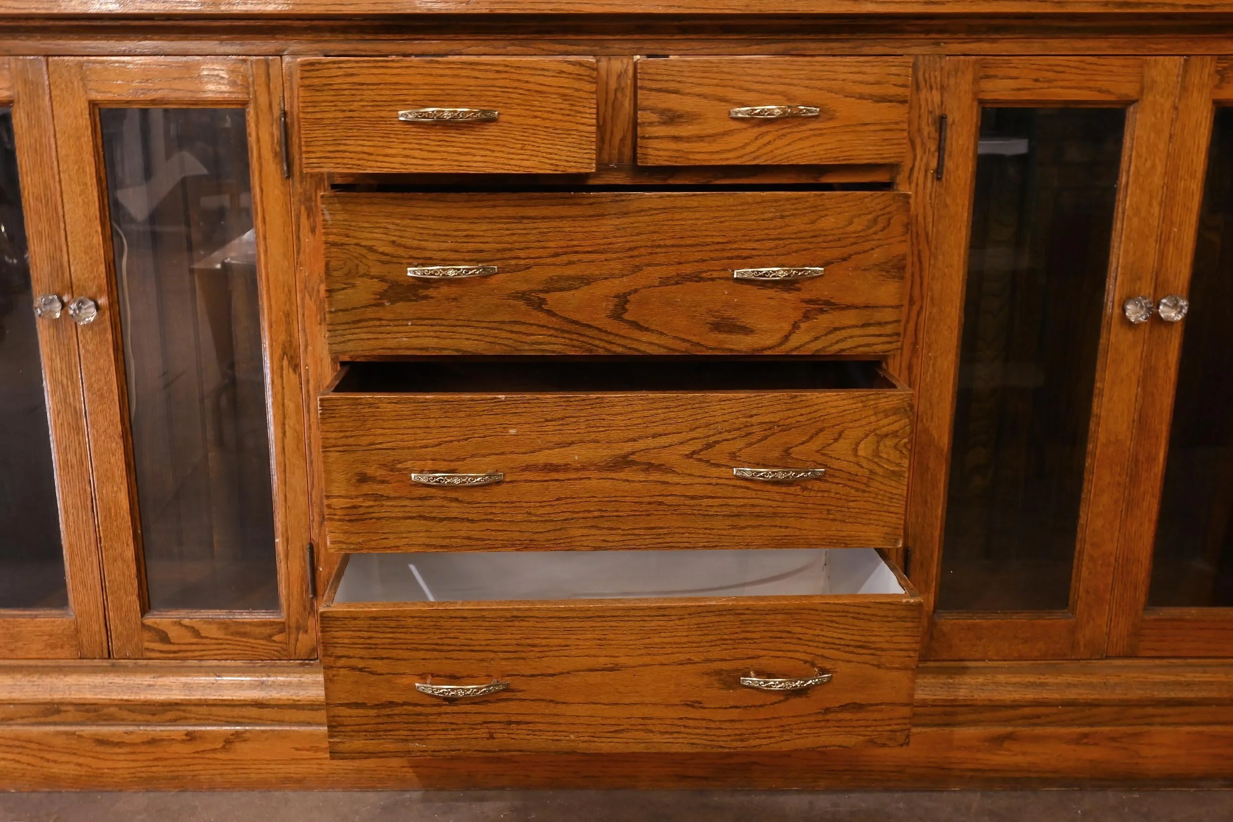 62367+oak+buffet+with+lower+glass+doors+7.jpg