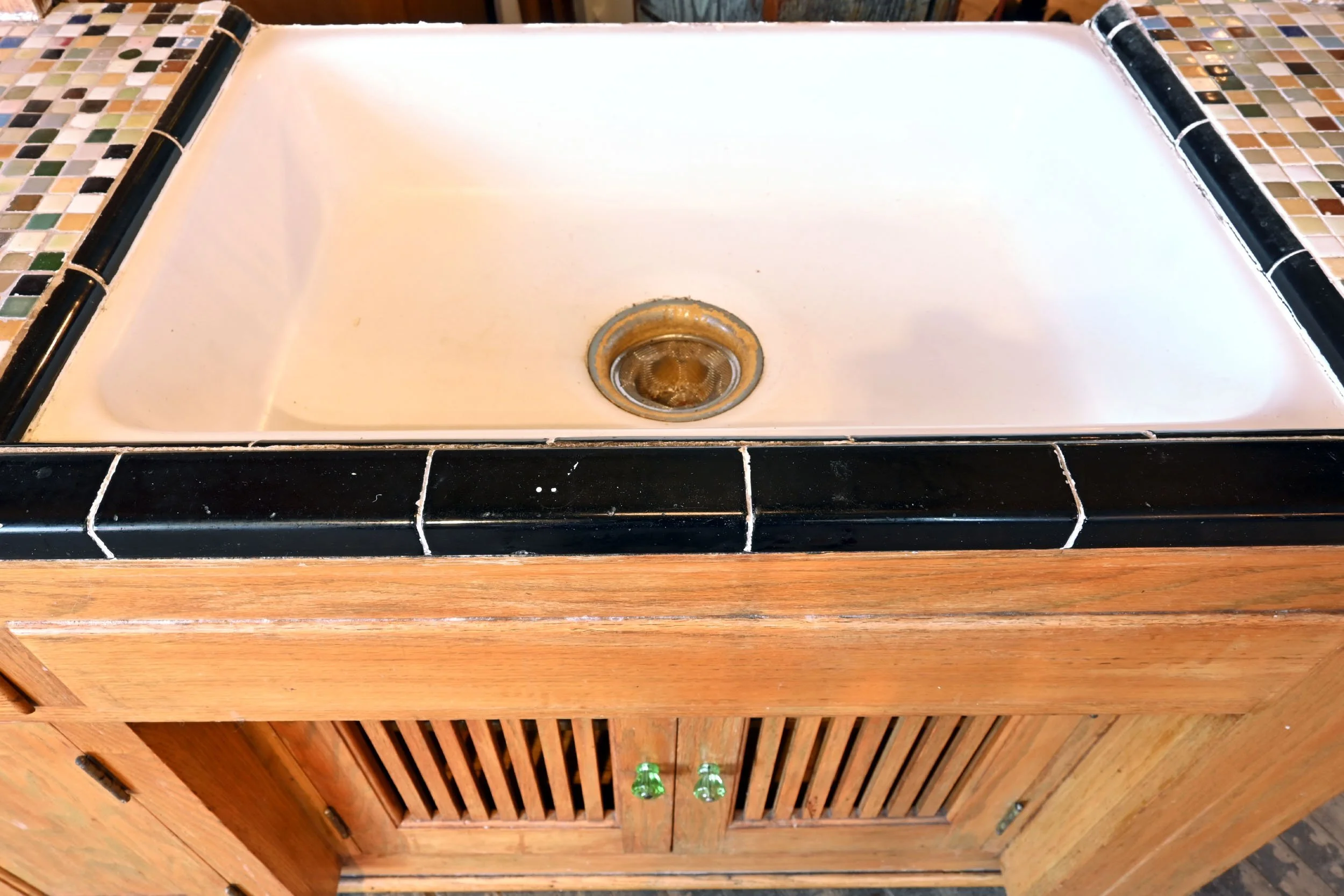 62397+large+kitchen+cabinet+w+tile+and+sink+3.jpg
