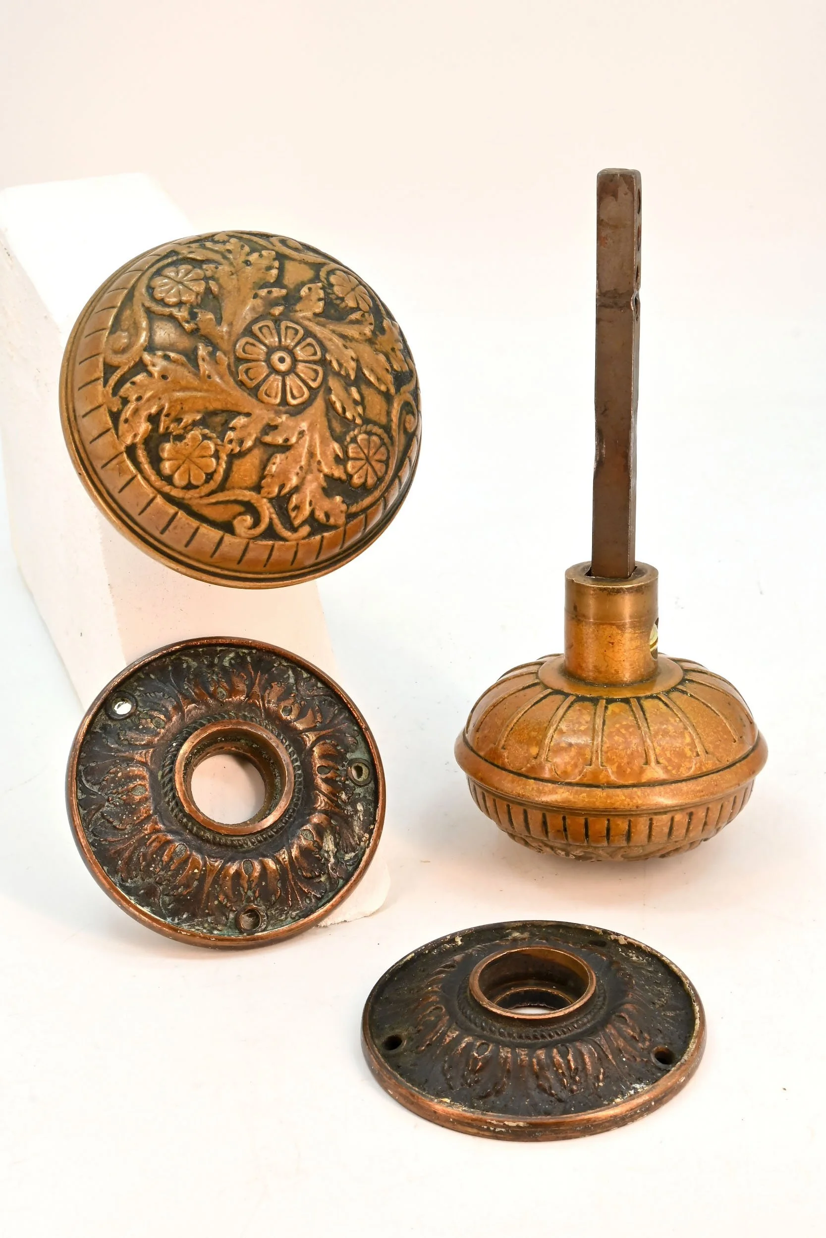 H62485+norwalk+italian+renaissance+knob+and+rosette+set+3.jpg