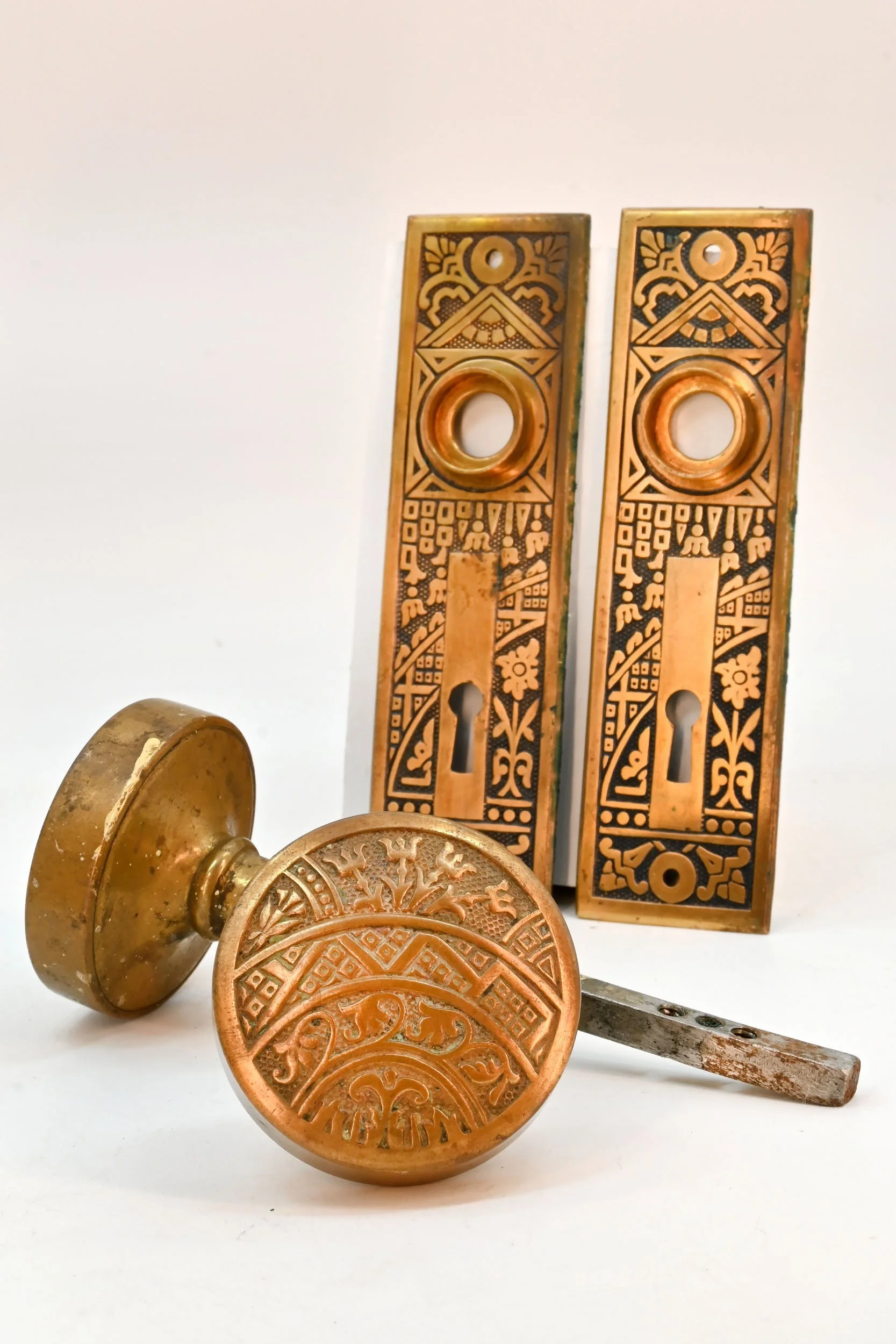 H62382+corbin+ceylon+knobs+and+plates+2.jpg