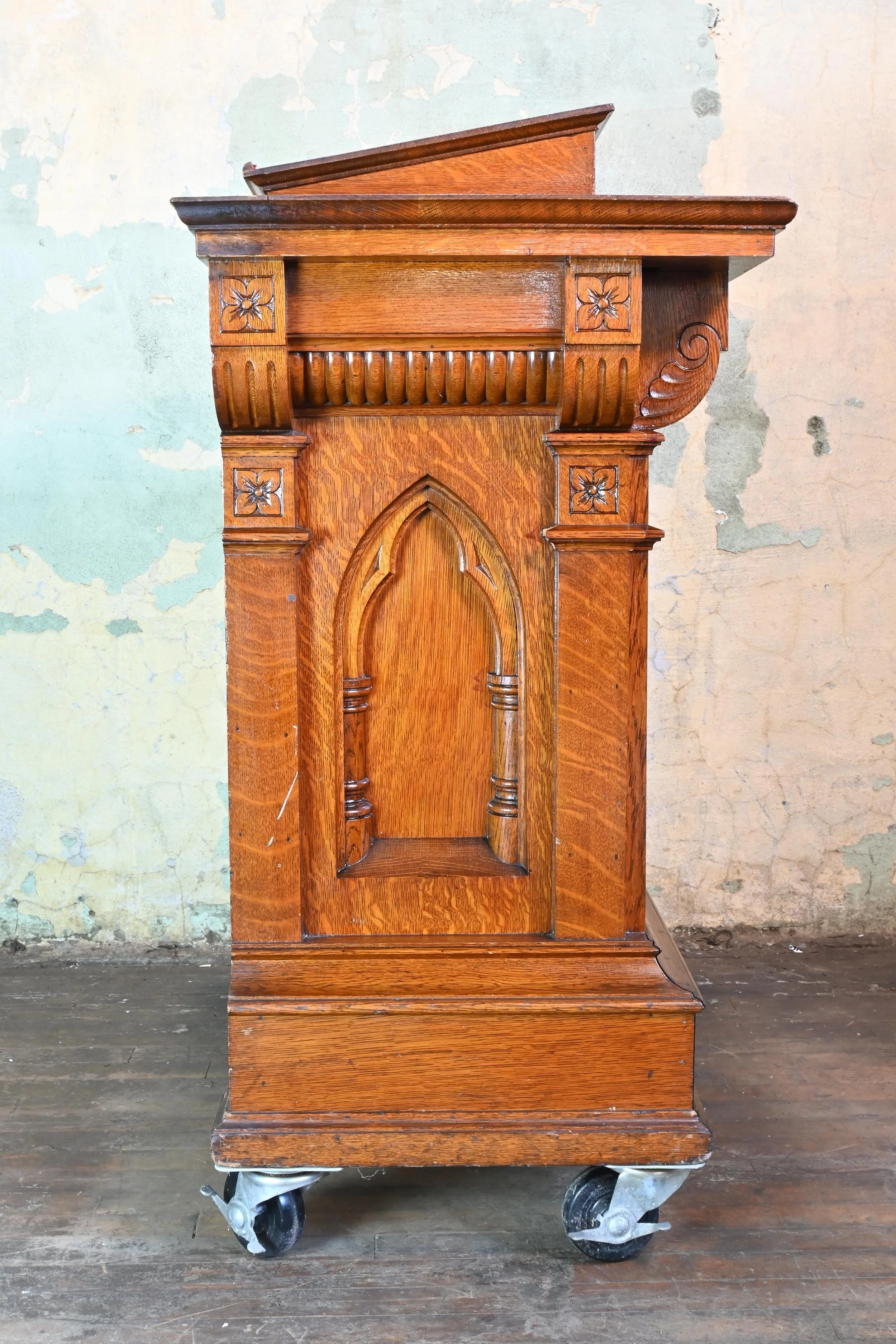 60155+Qsawn+Oak+Lectern+3.jpg