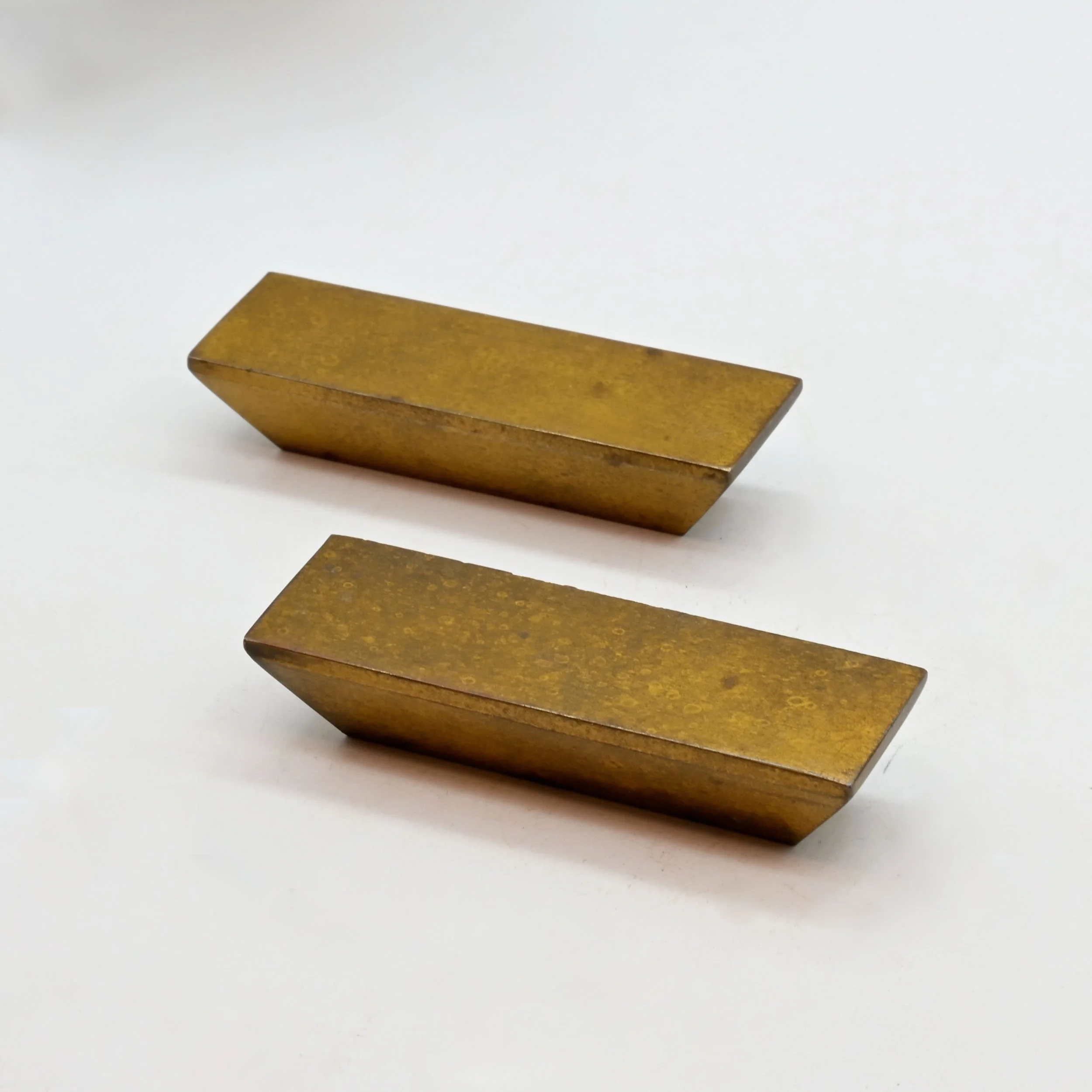 H62328+modern+brass+drawer+pulls+4.jpg