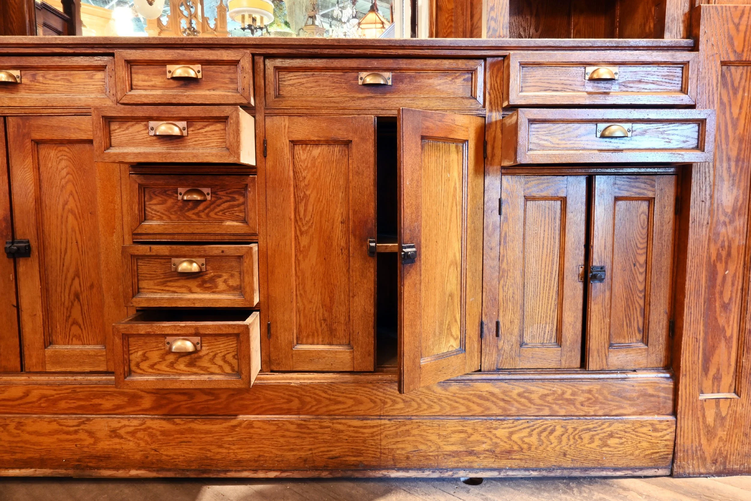 62605+oversized+oak+buffet+with+open+arches+and+turned+spindles+1.jpg