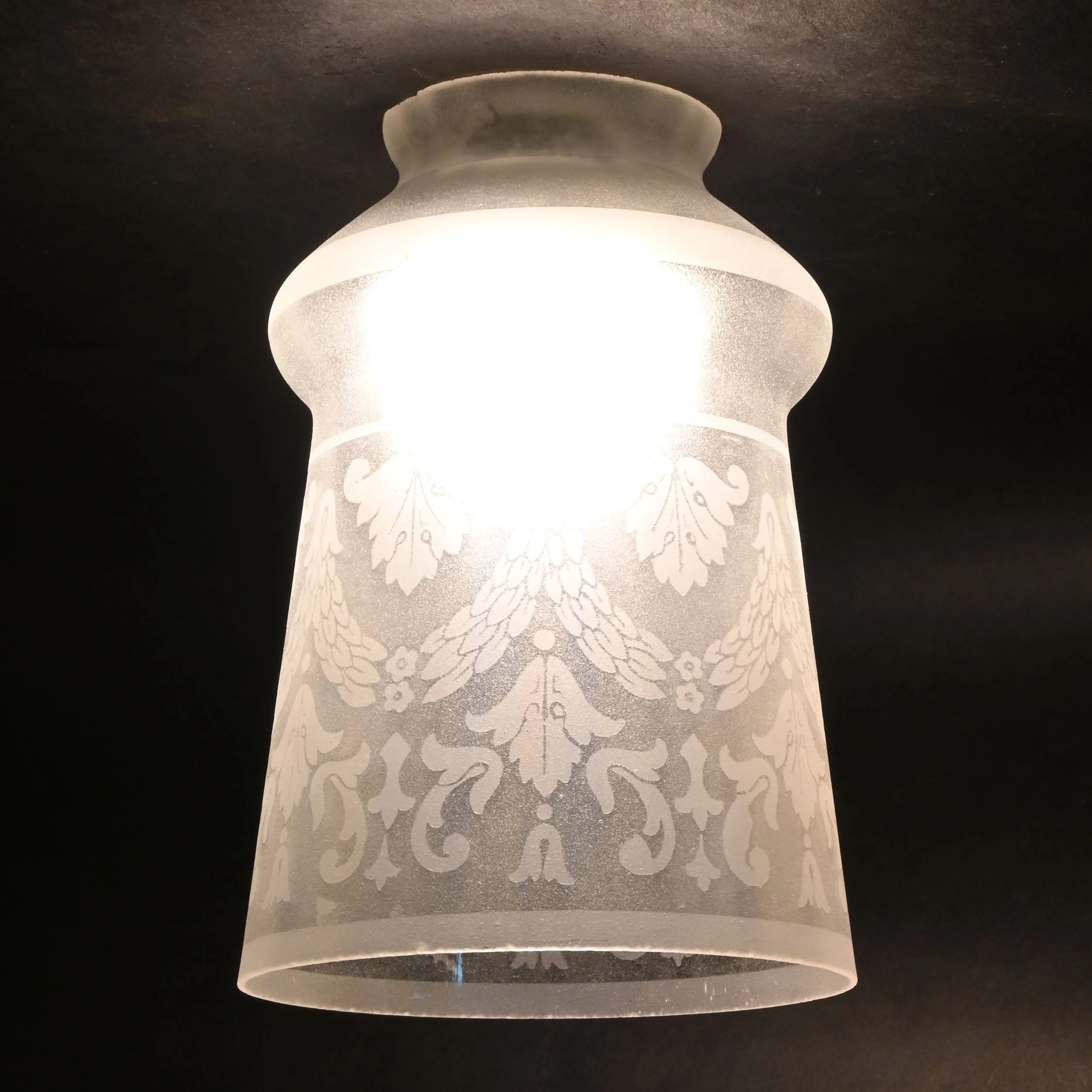 S62572+tall+etched+iridescent+shade+with+garlad+motif+3.jpg