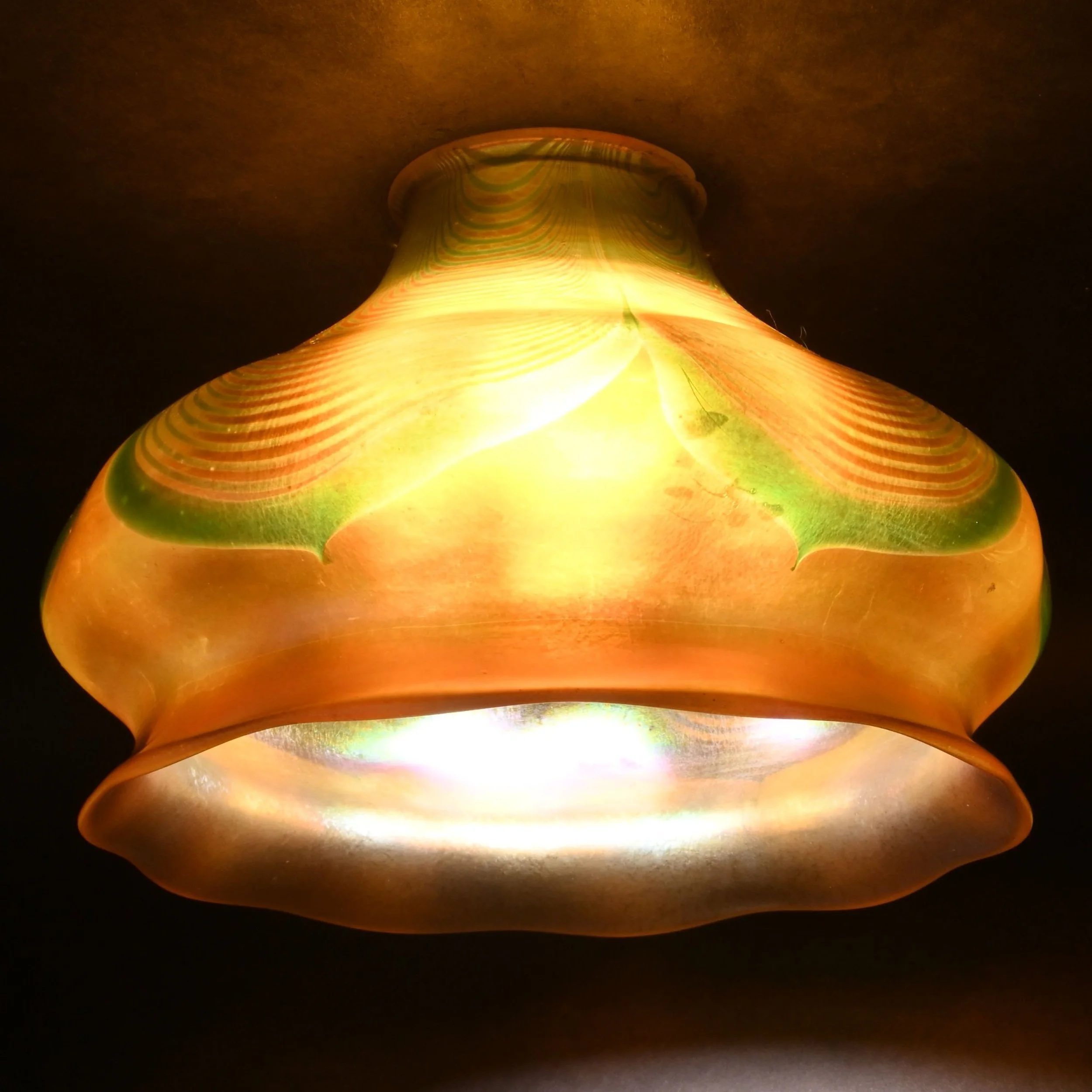 S62089%2Blarge%2Bgreen%2Band%2Bgold%2Biridescent%2Bpulled%2Bfeather%2Bart%2Bglass%2Bshade%2B3.jpg