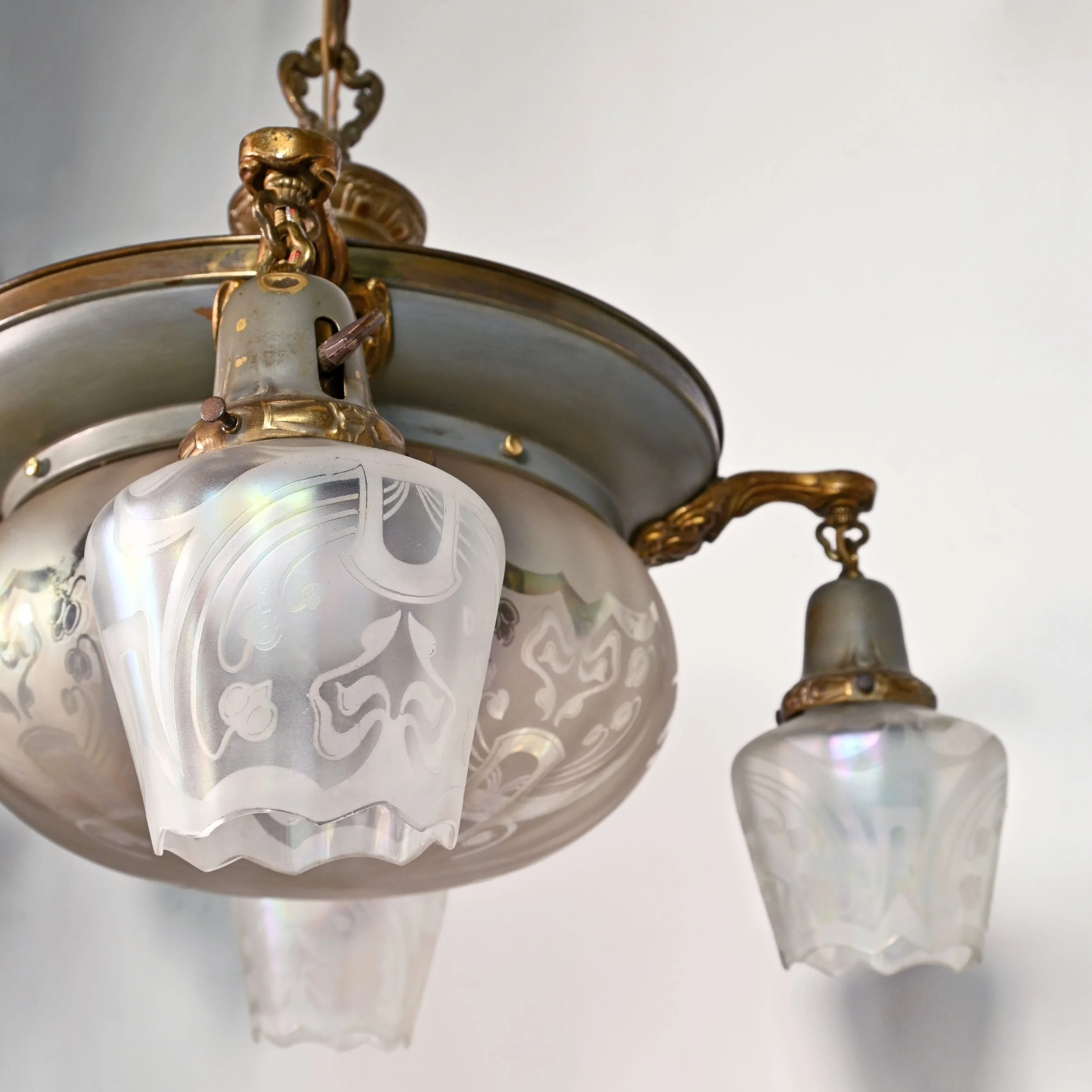 24199+art+nouveau+two+tone+chandelier+with+iridescent+bowl+and+four+matching+shades+6.jpg