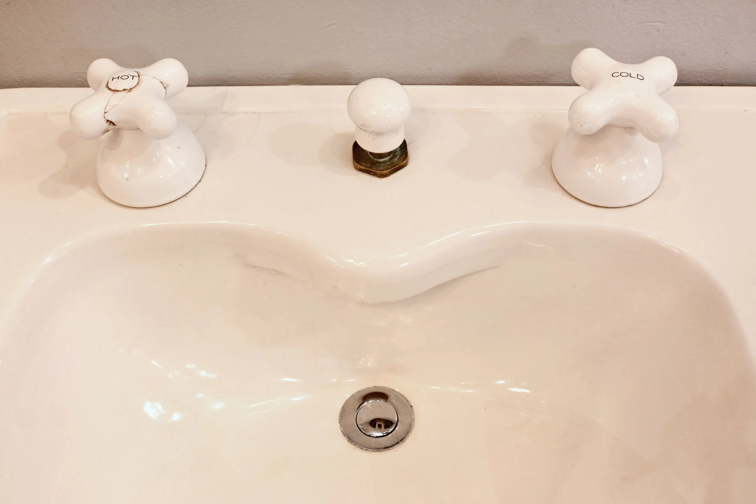 24294+durock+vitreous+china+pedestal+sink+4.jpg