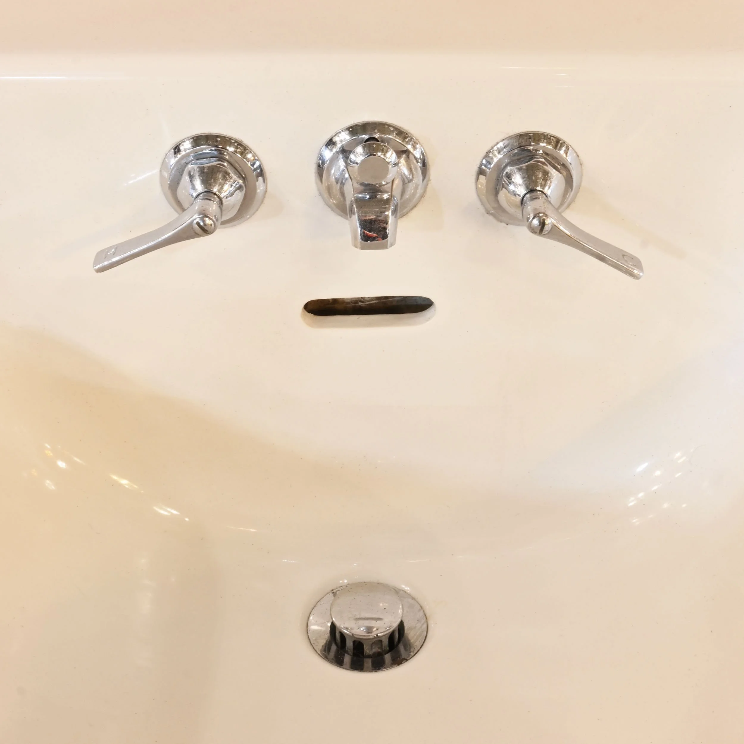 24374+kohler+porcelain+sink+with+double+towel+bars+4.jpg