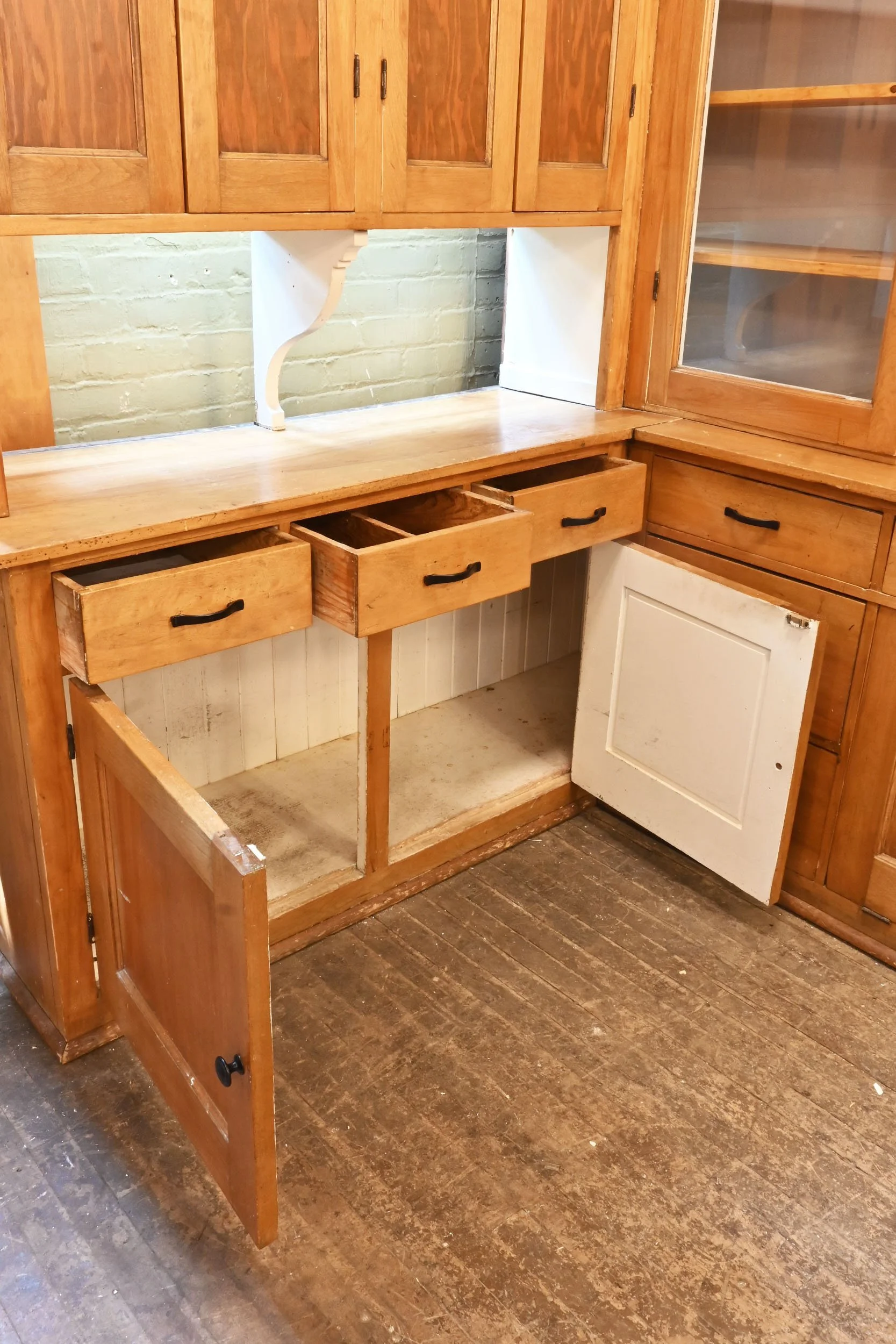 24521+maple+corner+kitchen+cabinet+with+glass+upper+doors+4.jpg