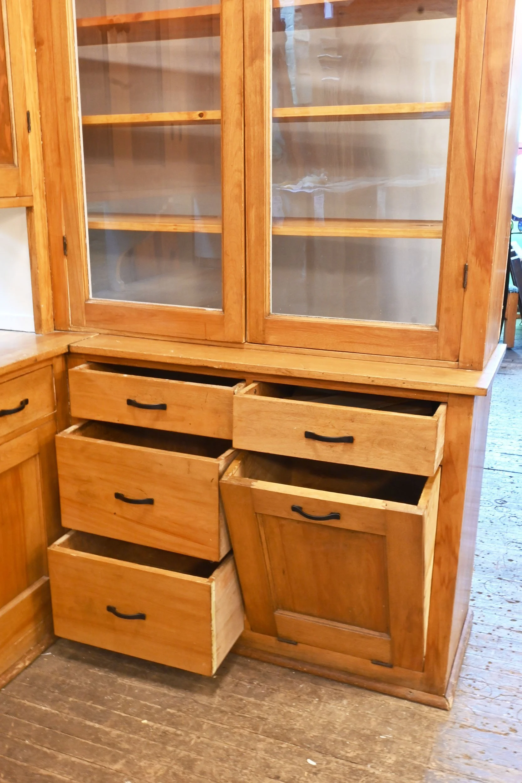 24521+maple+corner+kitchen+cabinet+with+glass+upper+doors+7.jpg