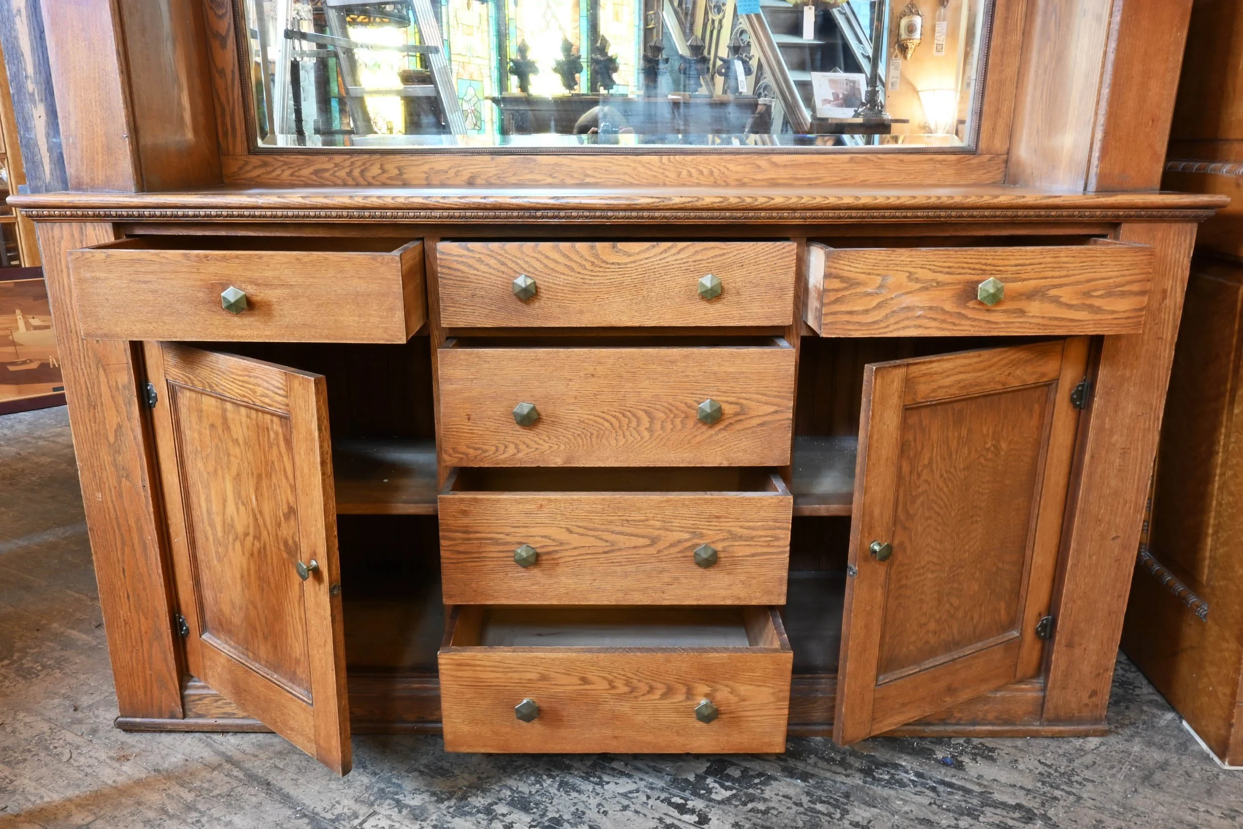 24720+oak+arts+and+crafts+buffet+with+hexagonal+knobs+and+leaded+glass+upper+doors+5.jpg