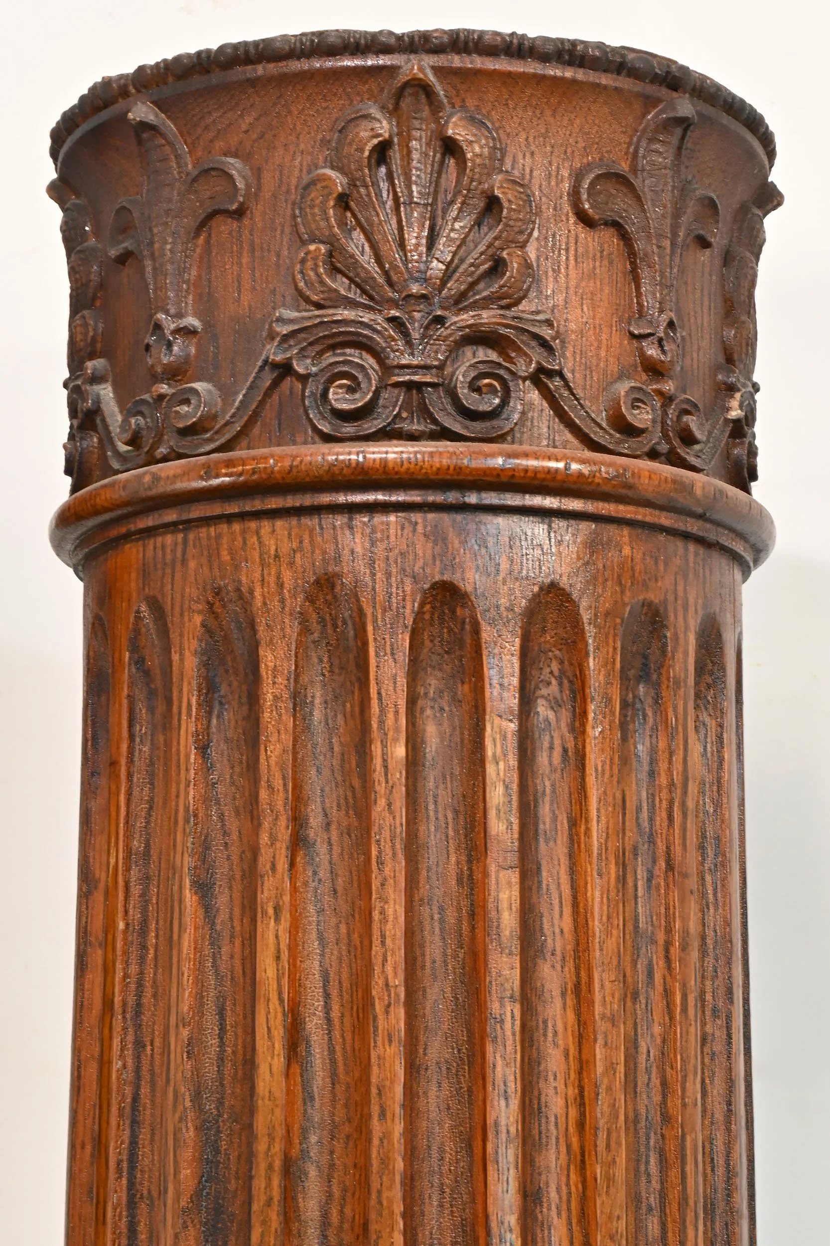 24770+fluted+oak+column+pair+with+fleur+de+lis+top+detail+4.jpg