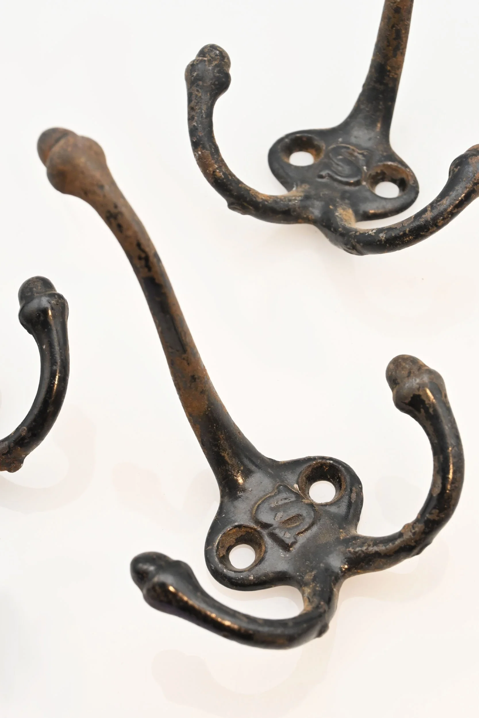 25226+cast+iron+three+arm+hook+with+s+in+center+3.jpg