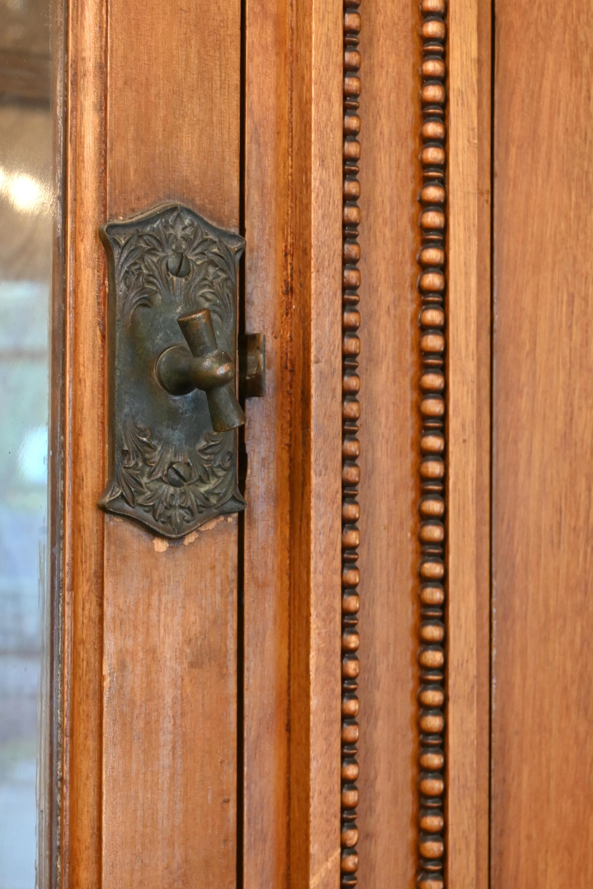 25740+burled+carved+builtin+5.jpg