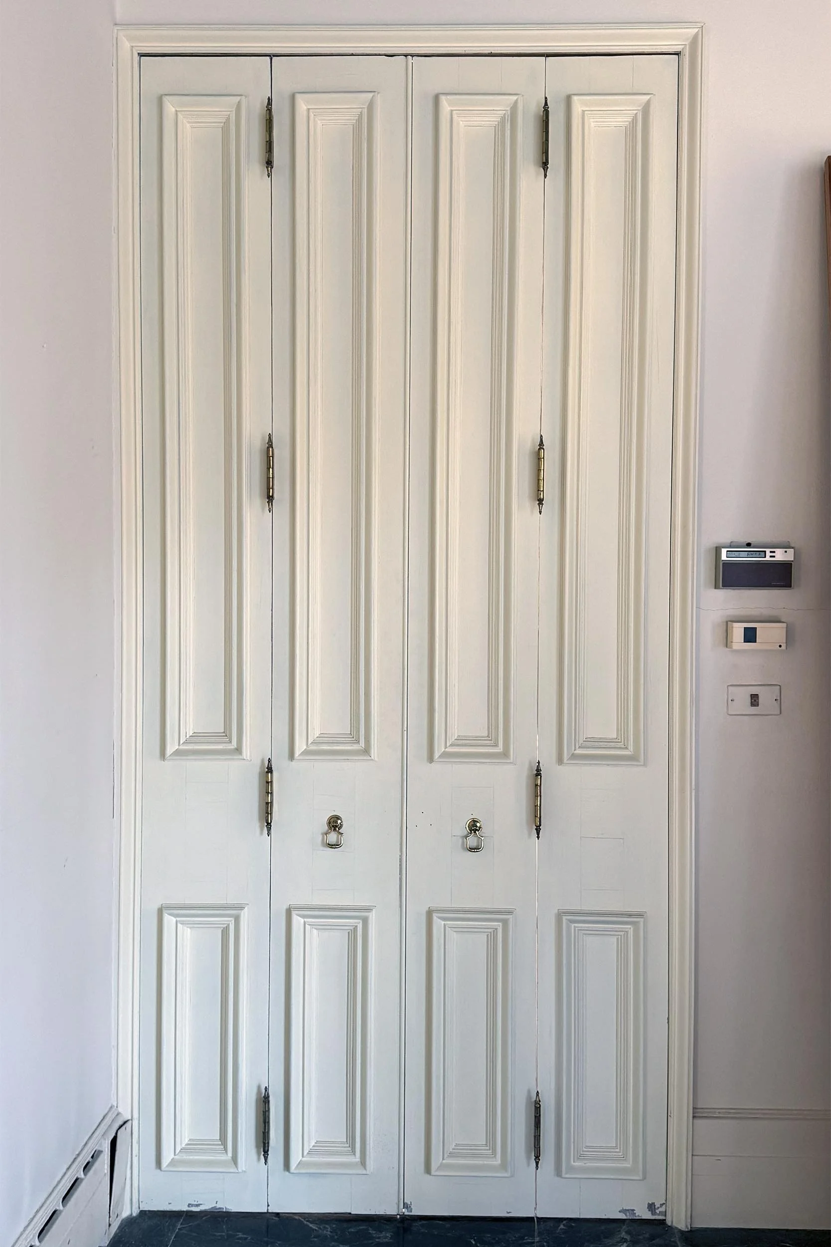 25180+BIFOLD+door+unit+in+frame+3A.jpg