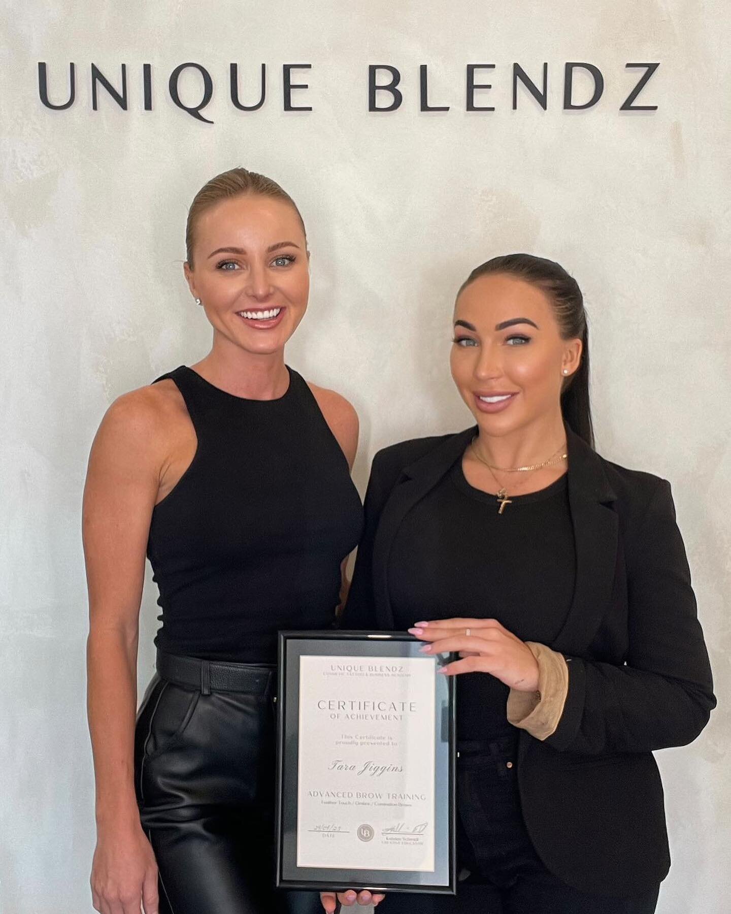 Had the most amazing start to my week with @unique_blendz_  advanced training for brows and business! 
Katelan was an incredible teacher and so knowledgeable! Thank you so much for all your dedication and sharing your experiences and knowledge. Can&r