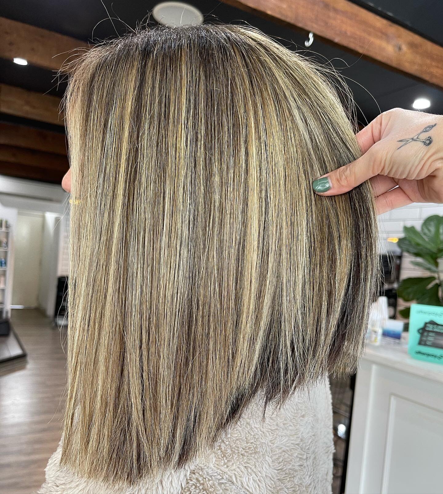 Do you know seeing a hairdresser to get hair refreshing is better than seeing psychologist⁉️😜

Hair by @bechi.nguyen @kaiandcohair #sydneyhairdresser