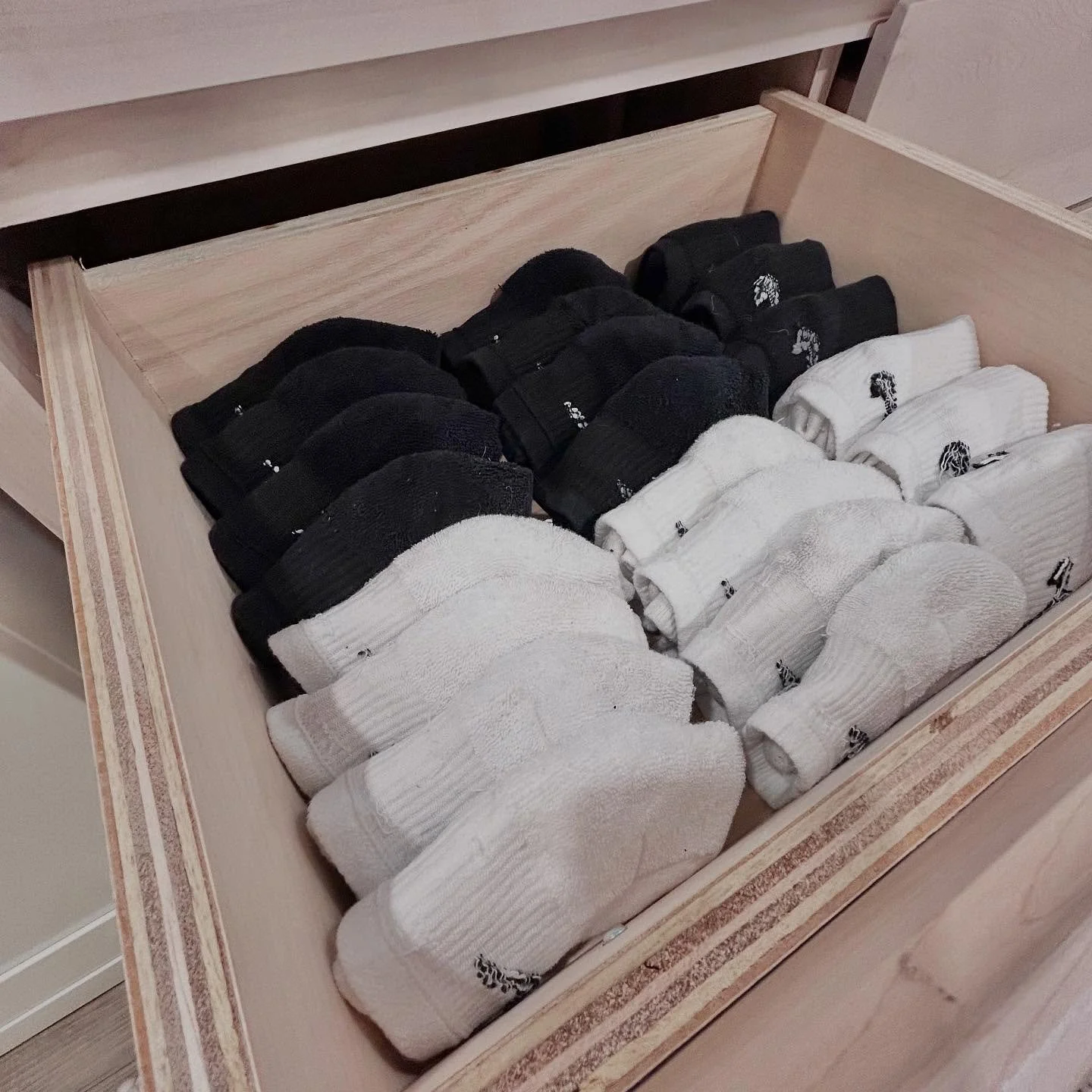 Organized down to the socks🧦
Quick tip for keeping men&rsquo;s socks, undies and undershirts organized: find his favorite brands for each item and buy in bulk&hellip; it makes matching socks easier and gives his drawers a clean aesthetic ✨
