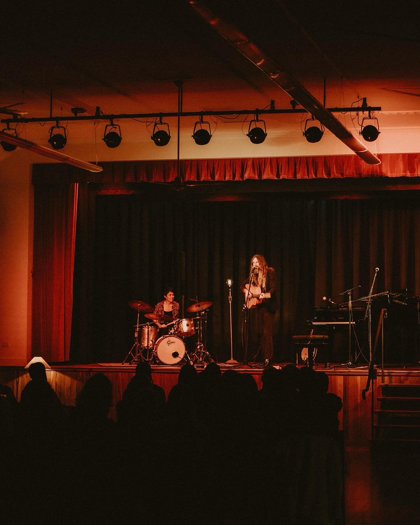 We are so grateful to the Nambucca community for having us in your beautiful arts centre on Friday. Happy 3 years to @archive.midnorthcoast and thank you Sara for all you do (including these amazing images) 🙌🏽🙏🏽 Next up I am so excited to be head