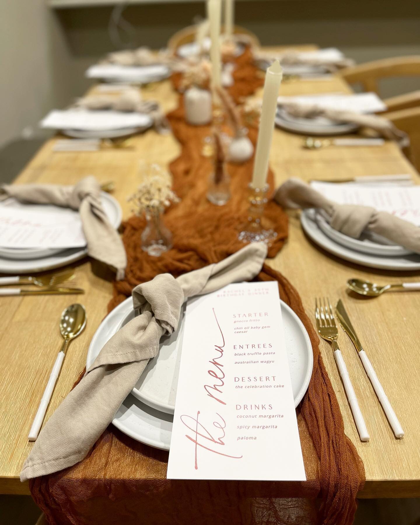 when your event planner bff collabs with your husband that&rsquo;s a chef. 🤌🏻✨

#bohotablesetting #minimalistdecor #dinnerparty #dinnerpartyideas #event #eventplanner #privatechef #losangelesevents #dinnerpartydecor #tablescape #tablesetting #bohos