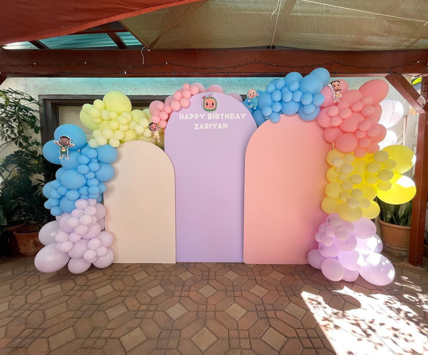 Zariyah&rsquo;s Cocomelon Birthday 🍉🚌

+ backdrop/balloons/dessert table styling/12mth panel: @takeitfromhereevents 
+ cake/cookies/macaroons: @puffectbakerycafe 
+ cocomelon cutouts: @jjv_bowtique 
+ panels: @builditfromhere 

#firstbirthday #firs