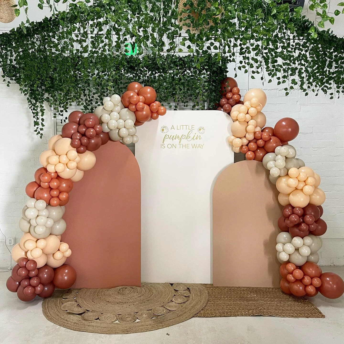 a little -  p u m p k i n - is on her way. 🧡🤍🤎

+ backdrop stylist: @takeitfromhereevents 
+ venue: @kueeventspace 

#babyshowerdecor #babyshower #babyshowerideas #itsagirl #littlepumpkinbabyshower #bohobabyshower #eventplanner #losangelesevents #