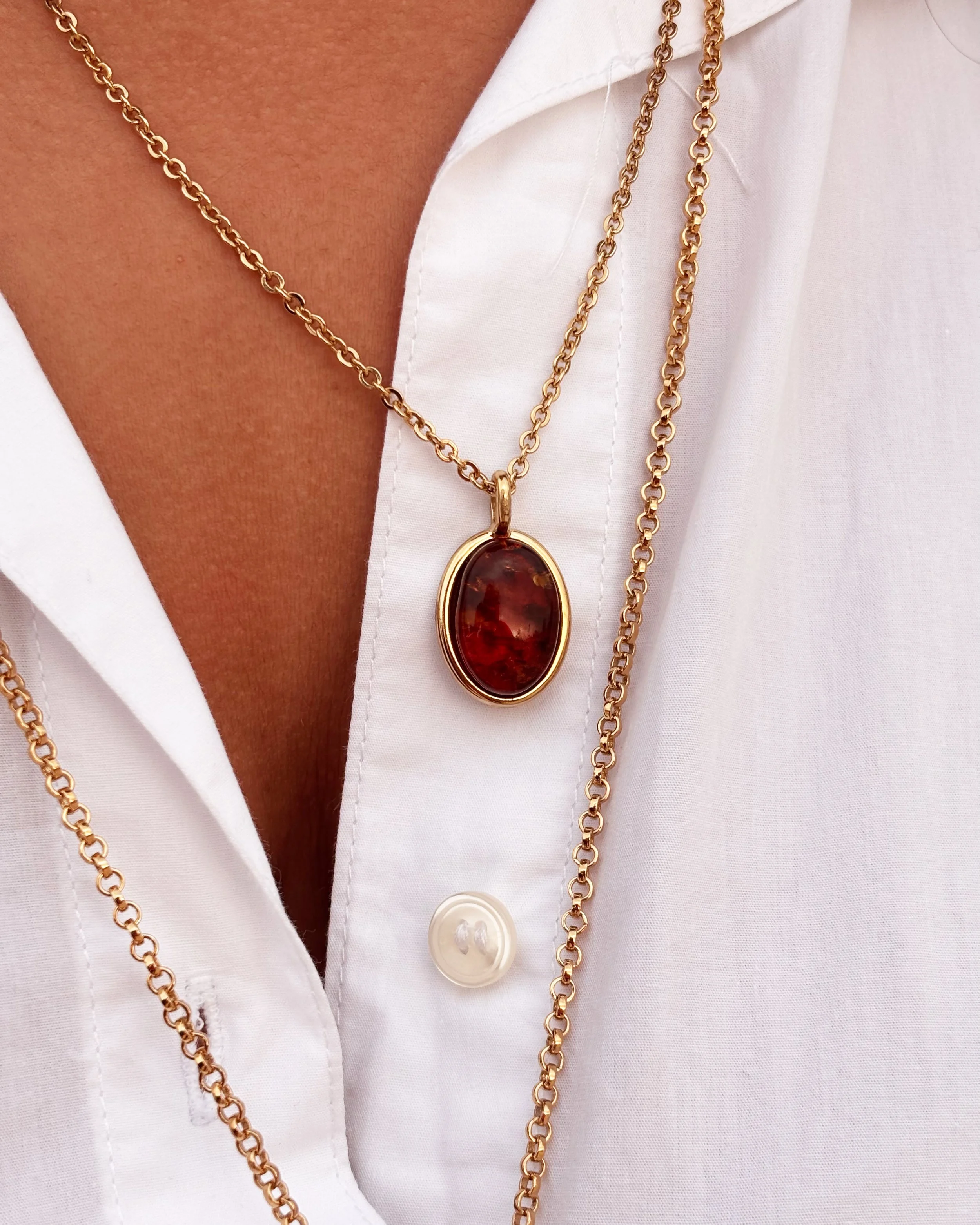 Pendentif cabochon ambre naturel laiton plaqué or petit modèle – bijou artisanal chaîne 42 cm Syracuse Paris