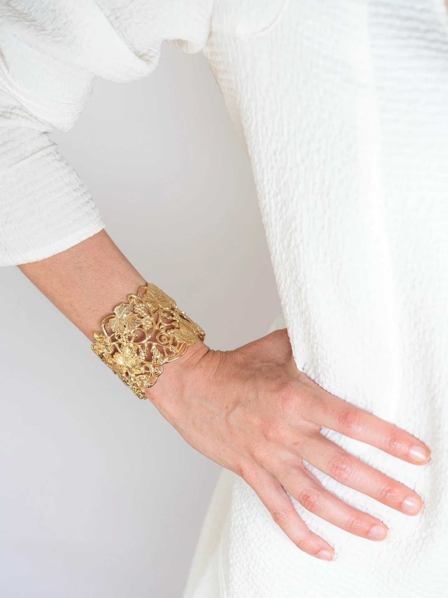 ICONIQUE.
Fondue dans un moule unique, dor&eacute;e &agrave; l&rsquo;or 18 carats, notre manchette Vigne s&rsquo;inspire des paysages m&eacute;diterran&eacute;ens baign&eacute;s de lumi&egrave;re. Sublimez vos tenues d&rsquo;&eacute;t&eacute;, elle v