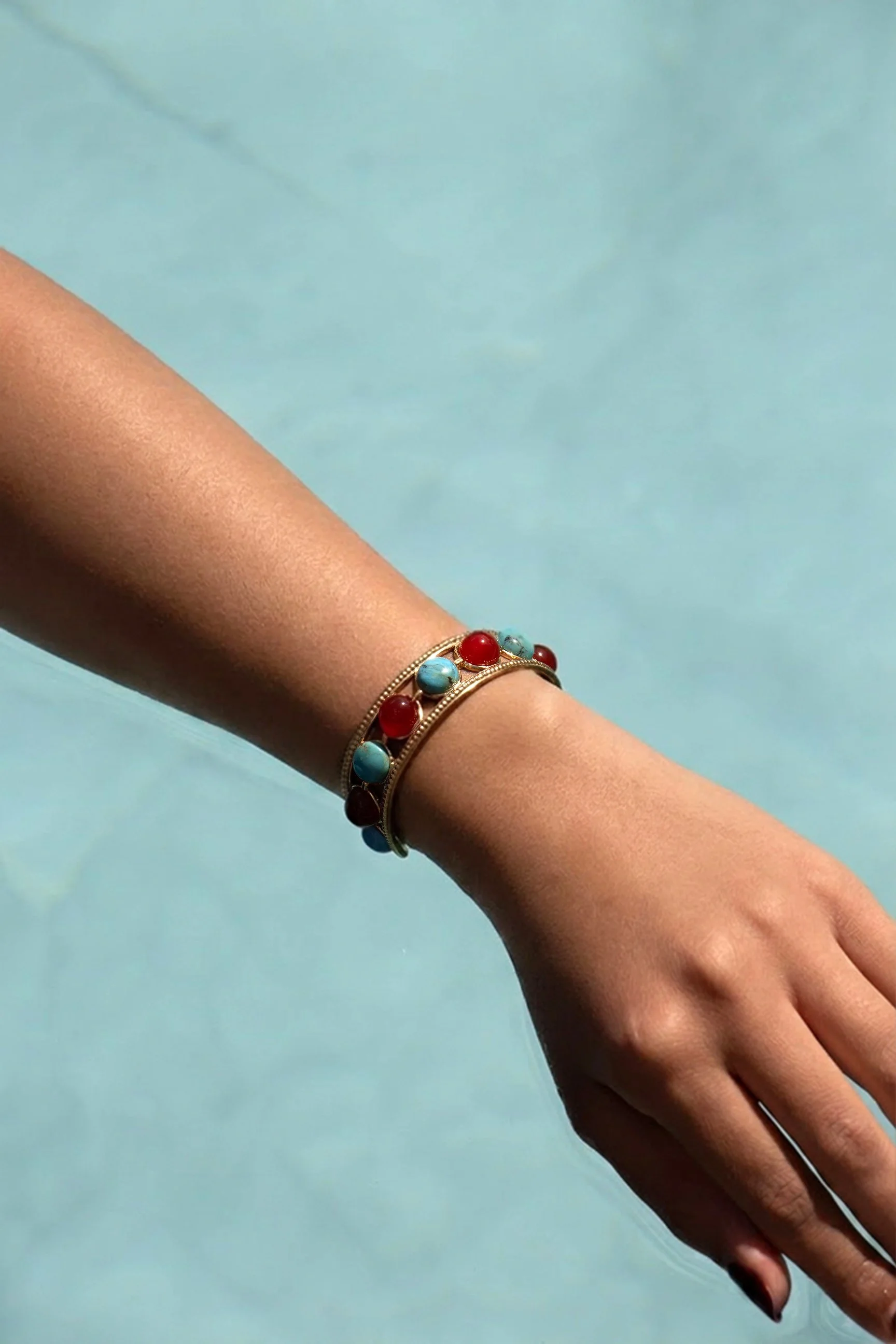 Bracelet jonc doré serti cornaline et turquoise – bijou intemporel taille universelle