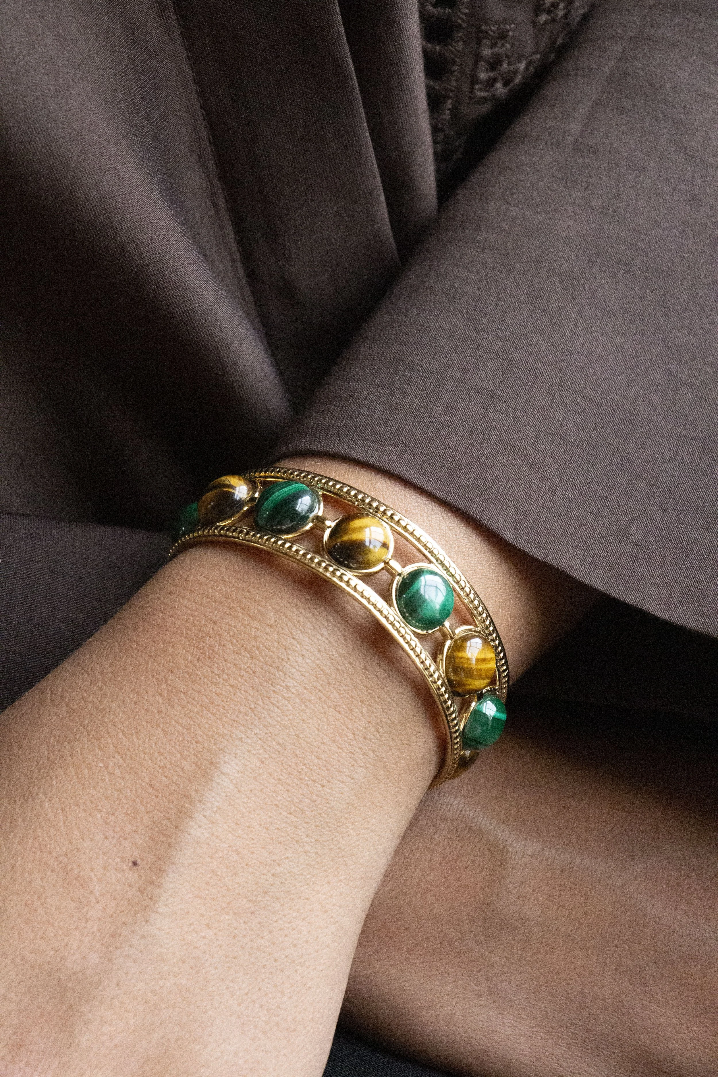 Bracelet jonc doré œil de tigre Collection Lueurs d'Égypte Syracuse Paris